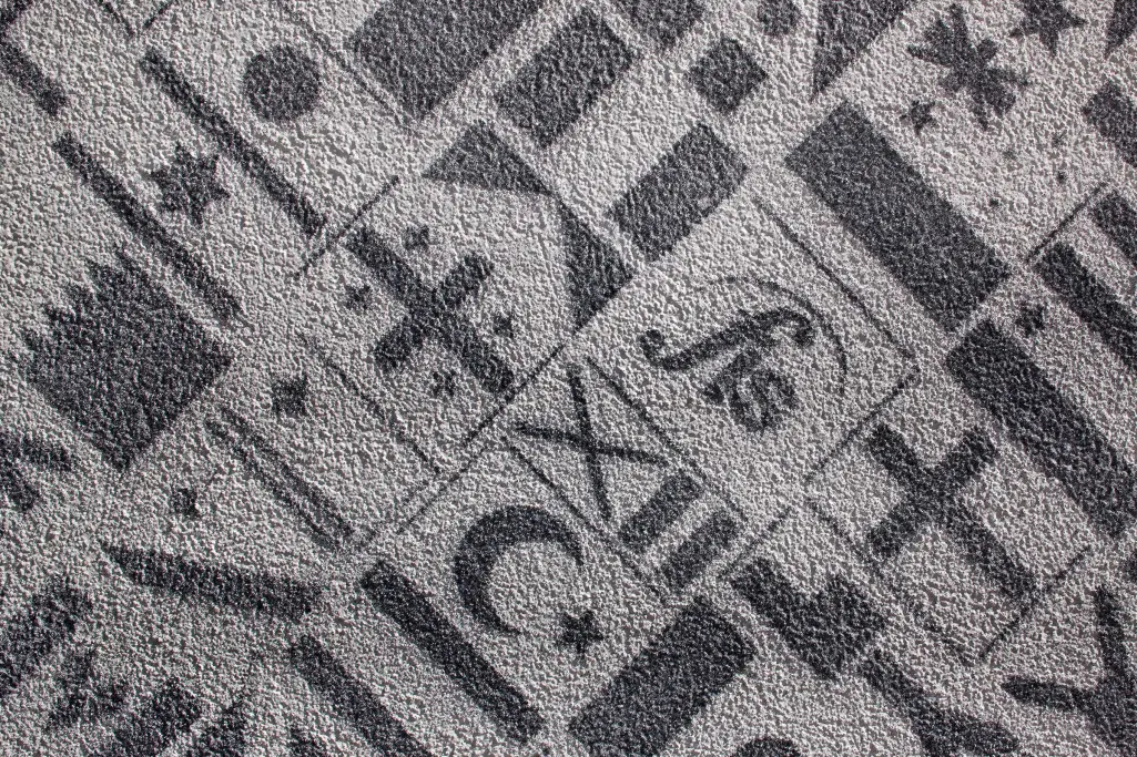 Fassadenmaterialien: weiß-graue Oberfläche, StoSignature Putzstruktur, Schablonentechnik