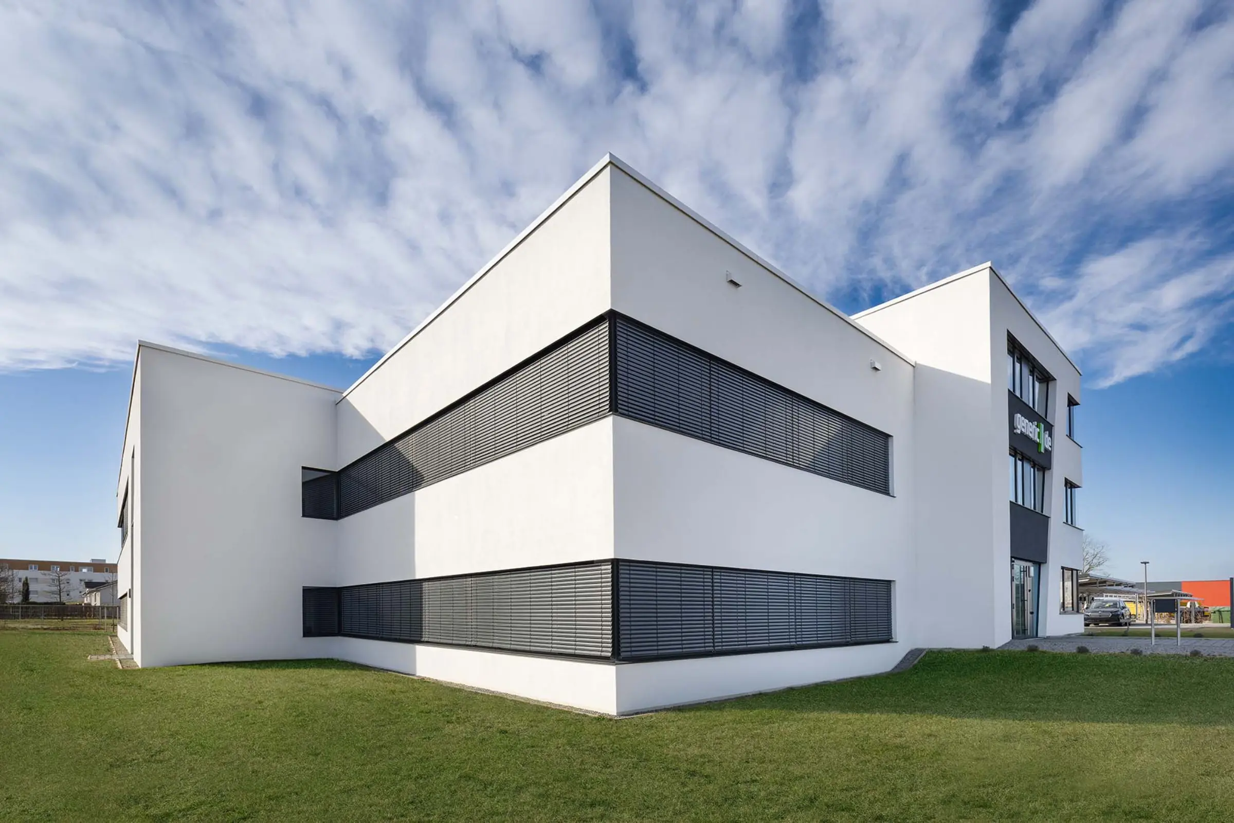 Aufnahme eines Geschäftsgebäudes, gedämmt mit StoTherm Mineral, weißer Fassadenputz StoSilco