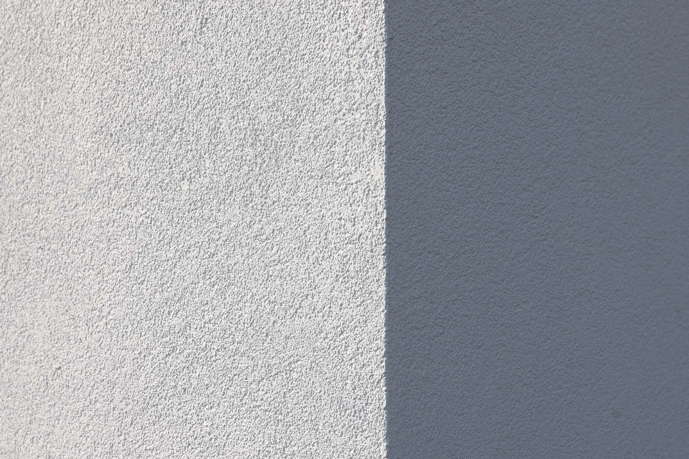 Aufnahme eines Geschäftsgebäudes, gedämmt mit StoTherm Mineral, weißer Fassadenputz StoSilco