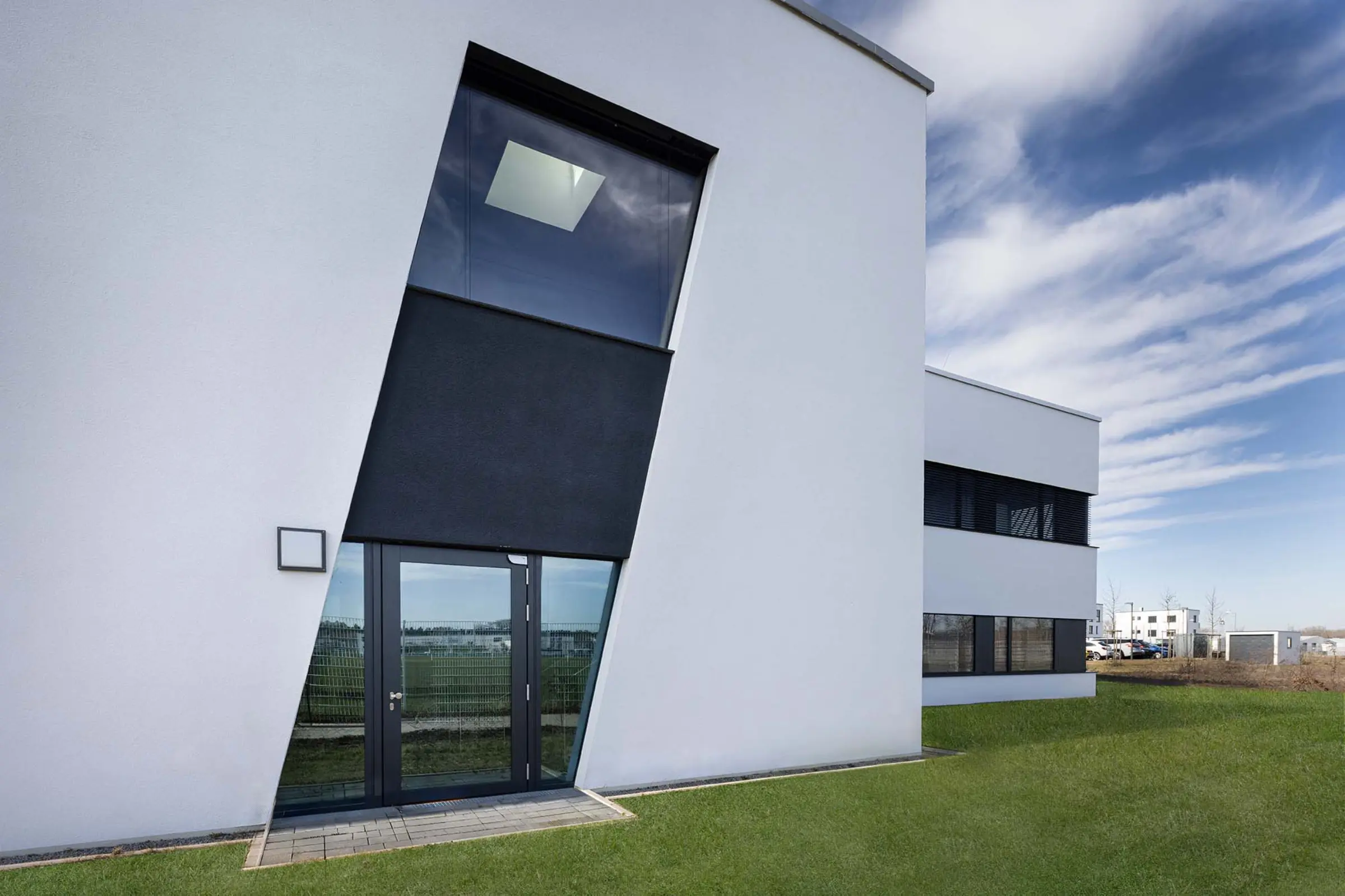 Aufnahme eines Geschäftsgebäudes, gedämmt mit StoTherm Mineral, weißer Fassadenputz StoSilco