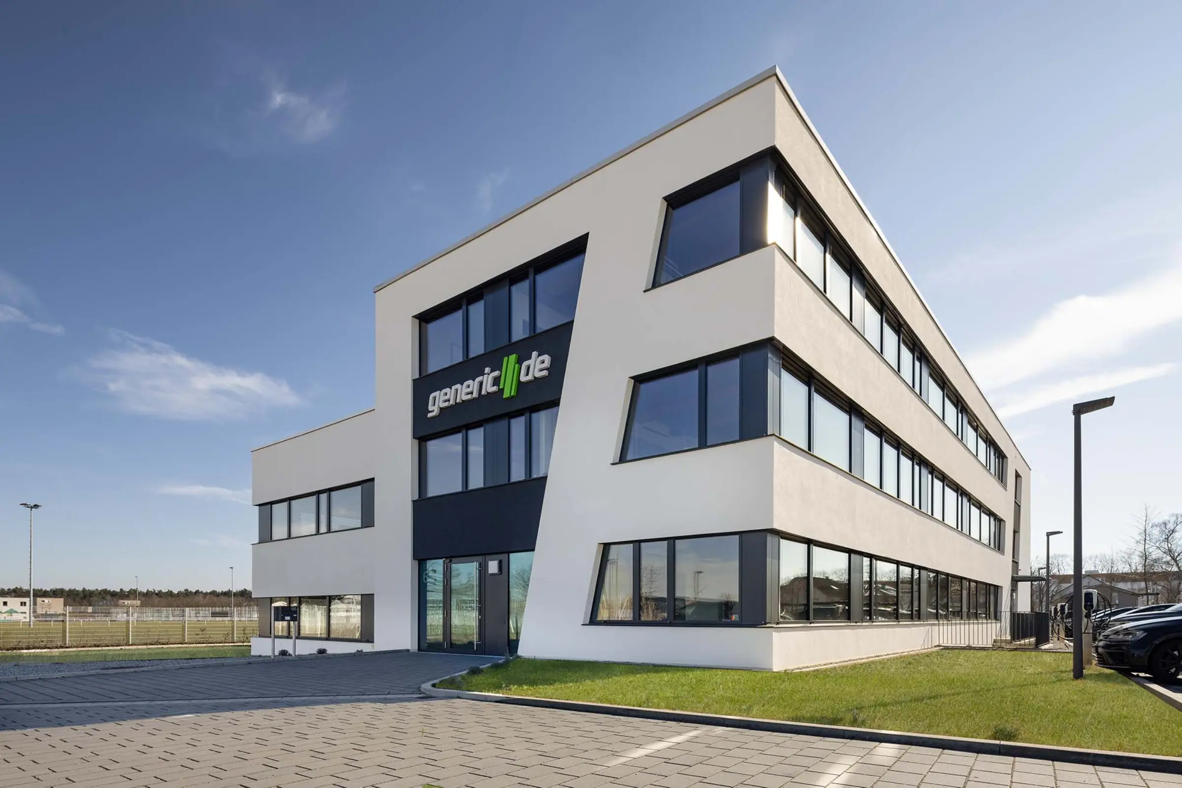 Aufnahme eines Geschäftsgebäudes, gedämmt mit StoTherm Mineral, weißer Fassadenputz StoSilco