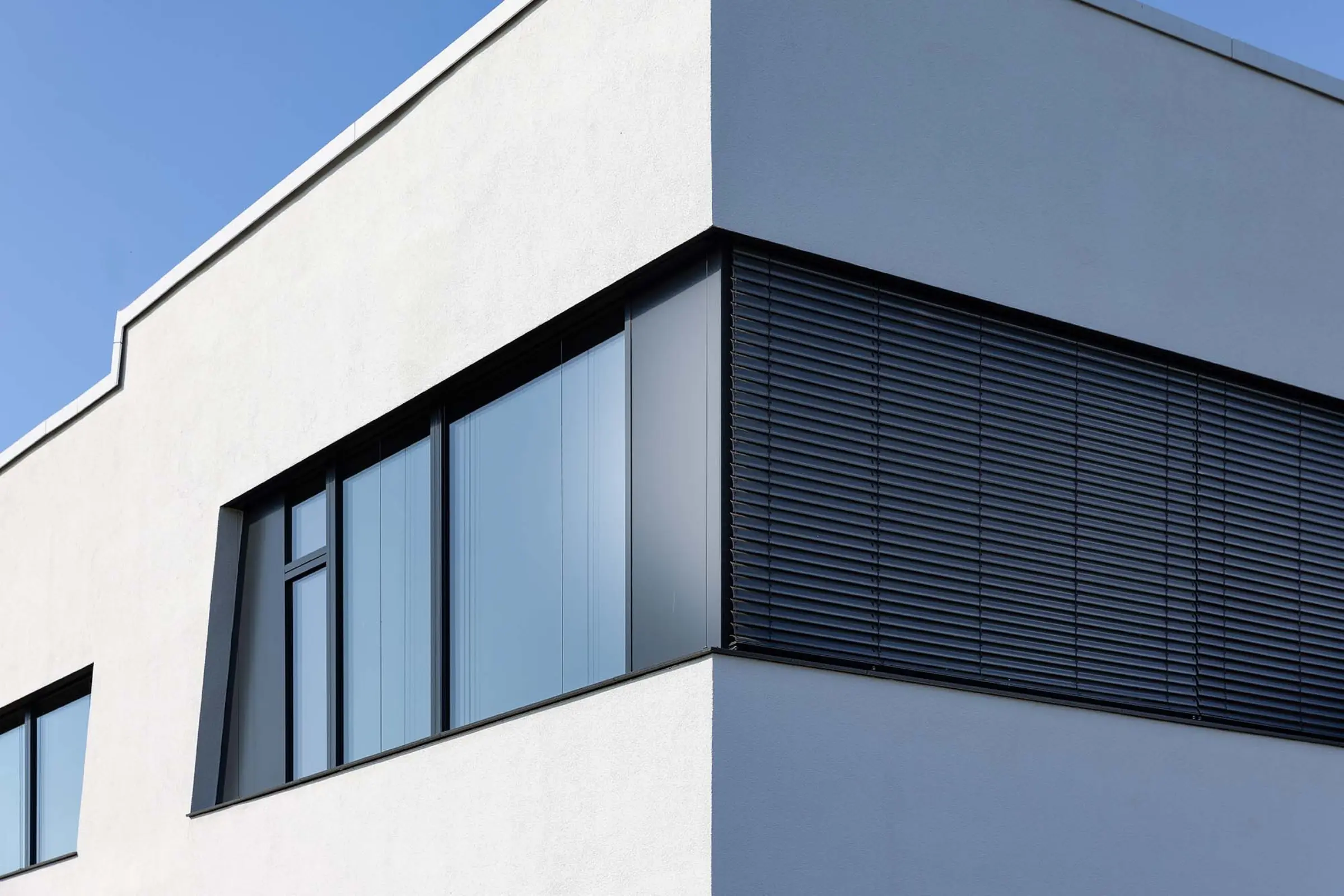 Aufnahme eines Geschäftsgebäudes, gedämmt mit StoTherm Mineral, weißer Fassadenputz StoSilco