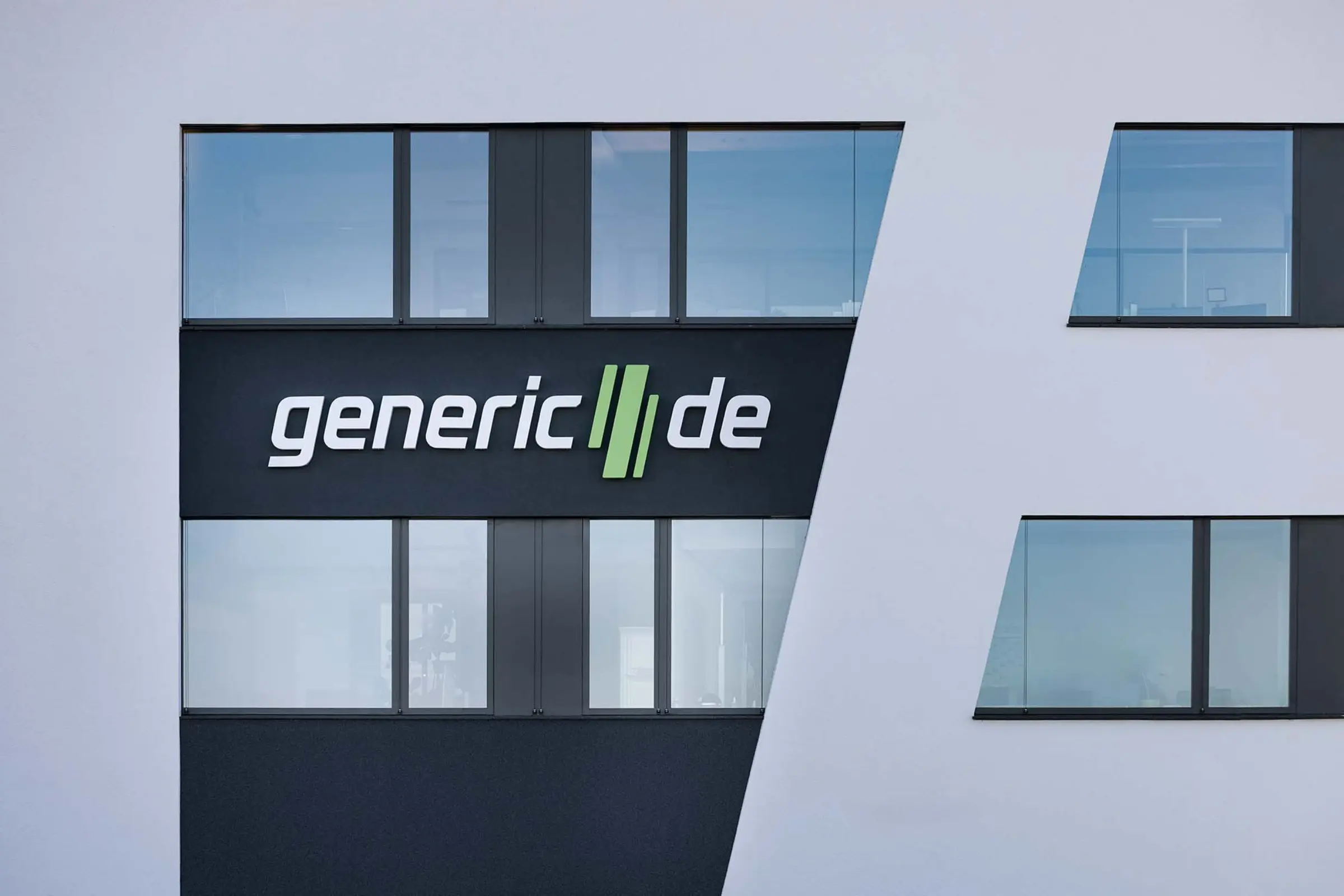 Aufnahme eines Geschäftsgebäudes, gedämmt mit StoTherm Mineral, weißer Fassadenputz StoSilco