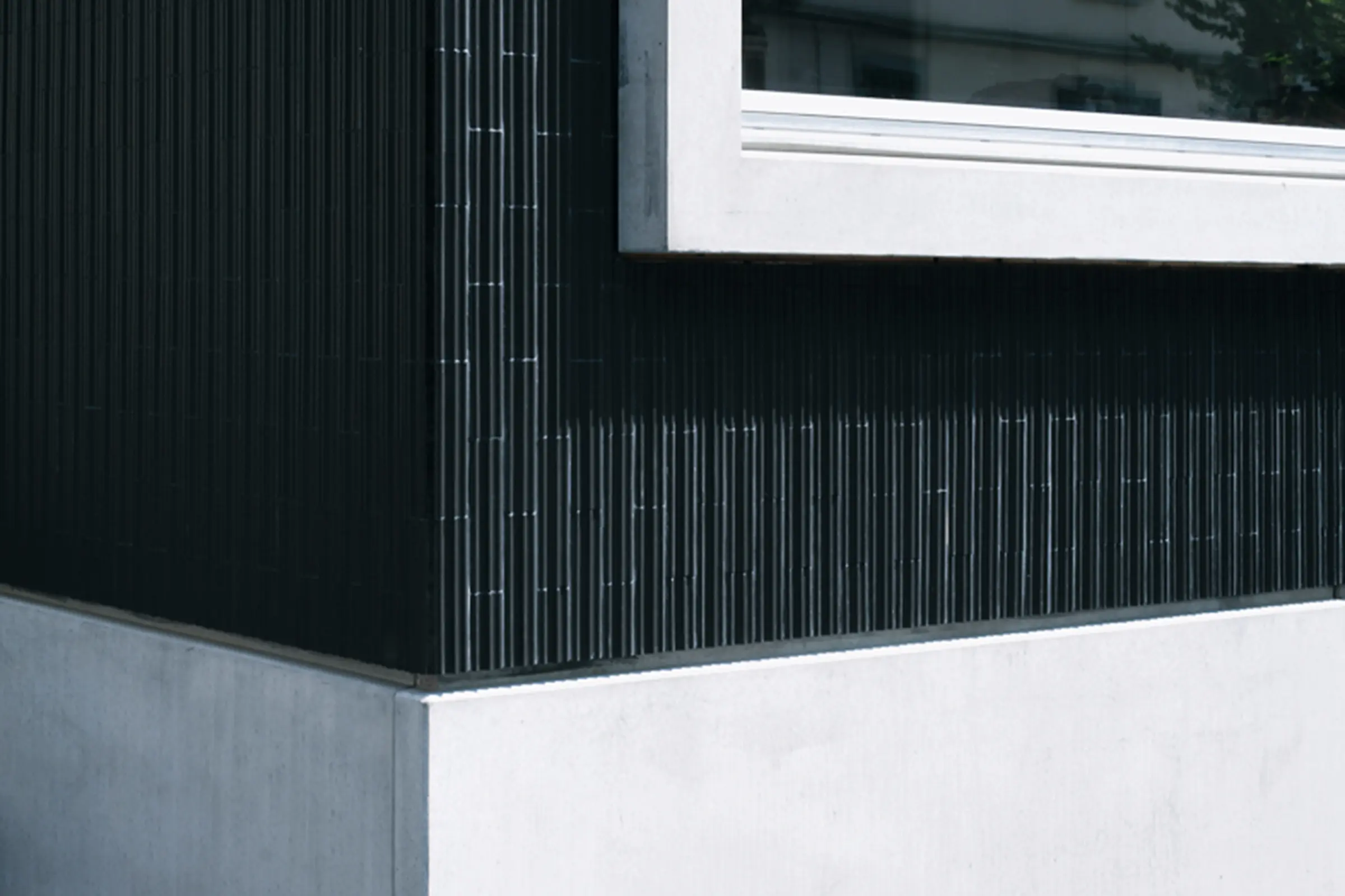 Detailaufnahme einer schwarzen Keramikfassade, VHF-System StoVentec C