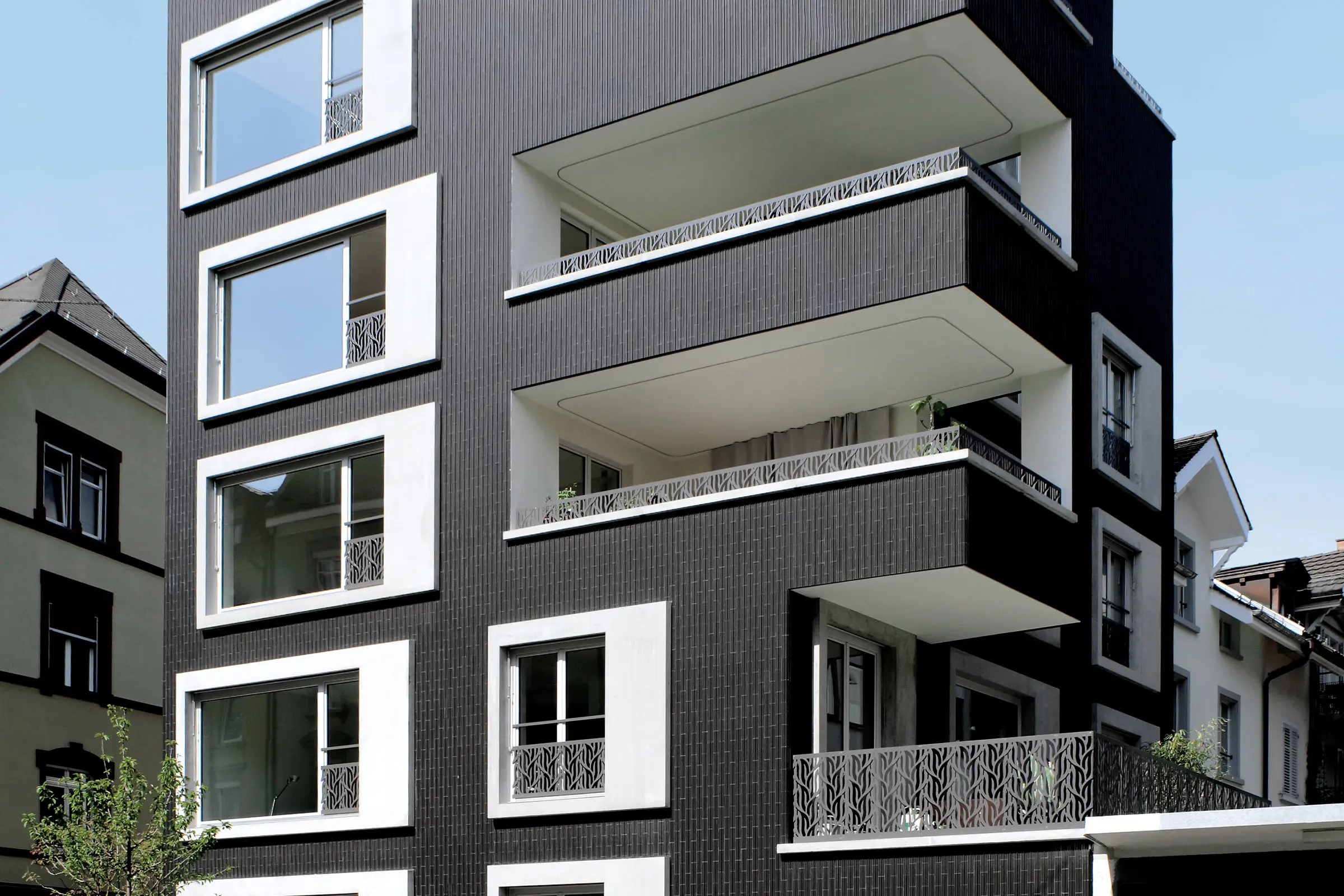 Schwarze Keramikfassade eines Mehrfamilienhauses, VHF-Sytem StoVentec C