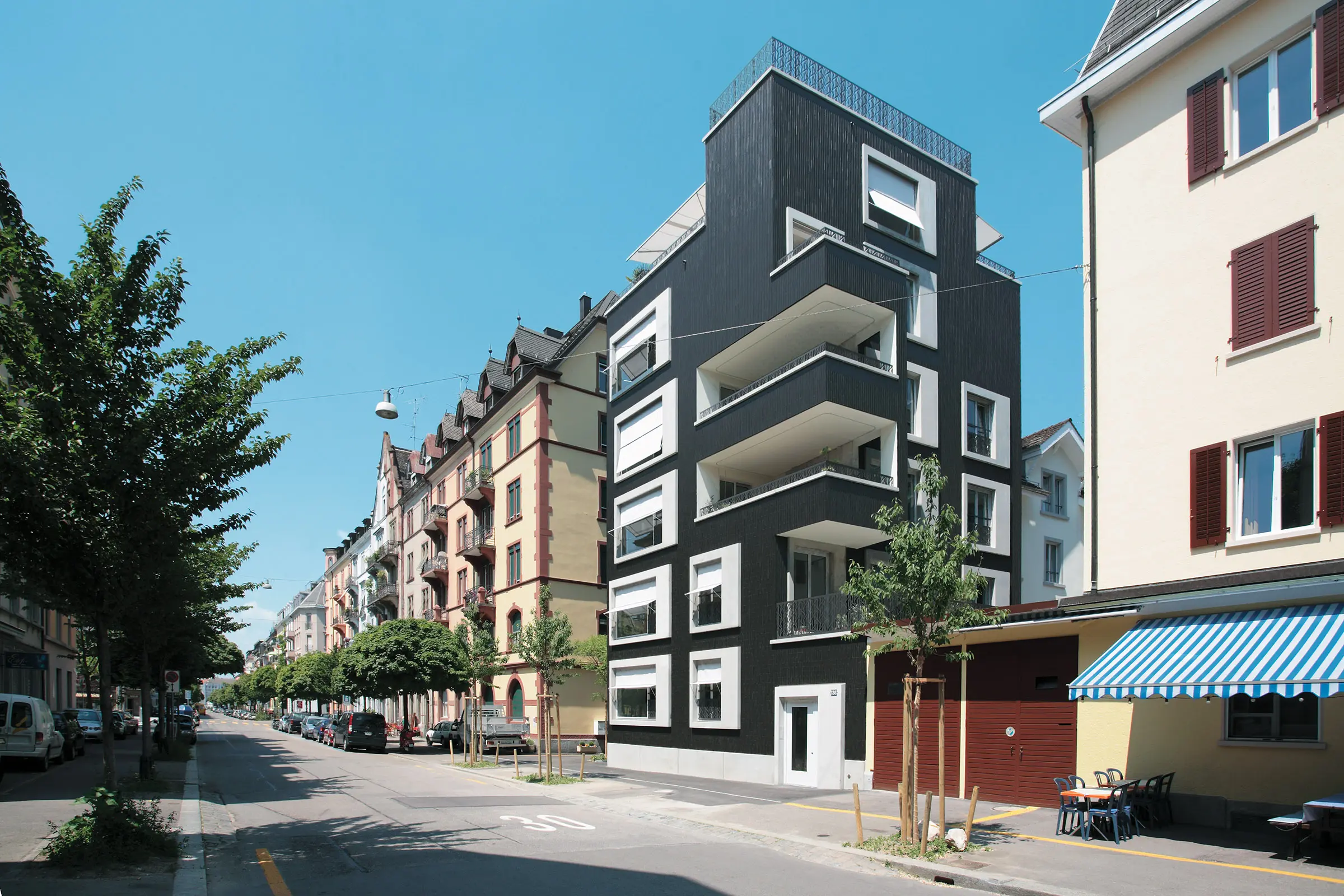 Mehrfamilienhaus mit schwarzer Keramikfassade, VHF-System StoVentenc C