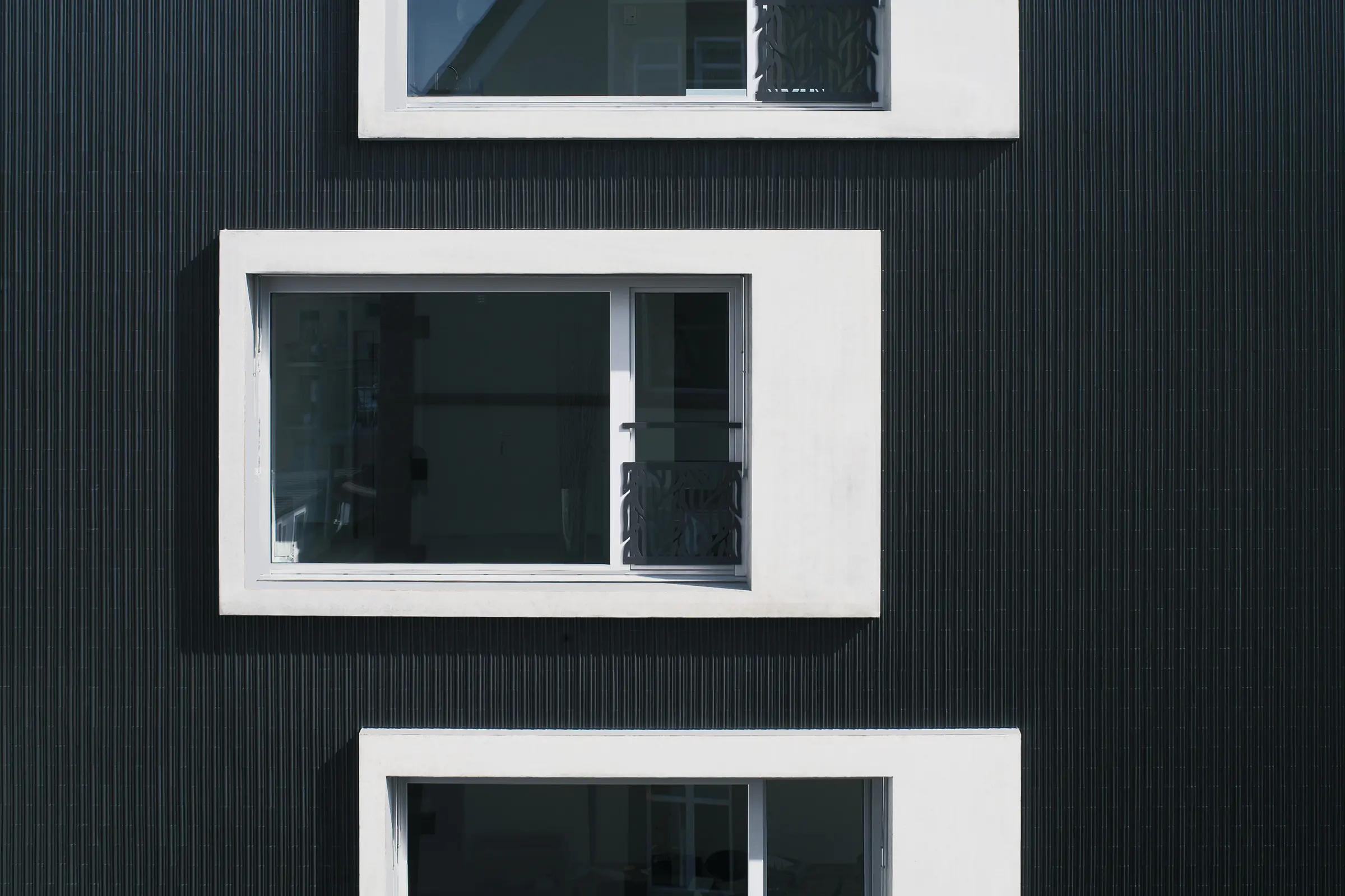 Detailaufnahme einer schwarzen Keramikfassade, VHF-System StoVentec C