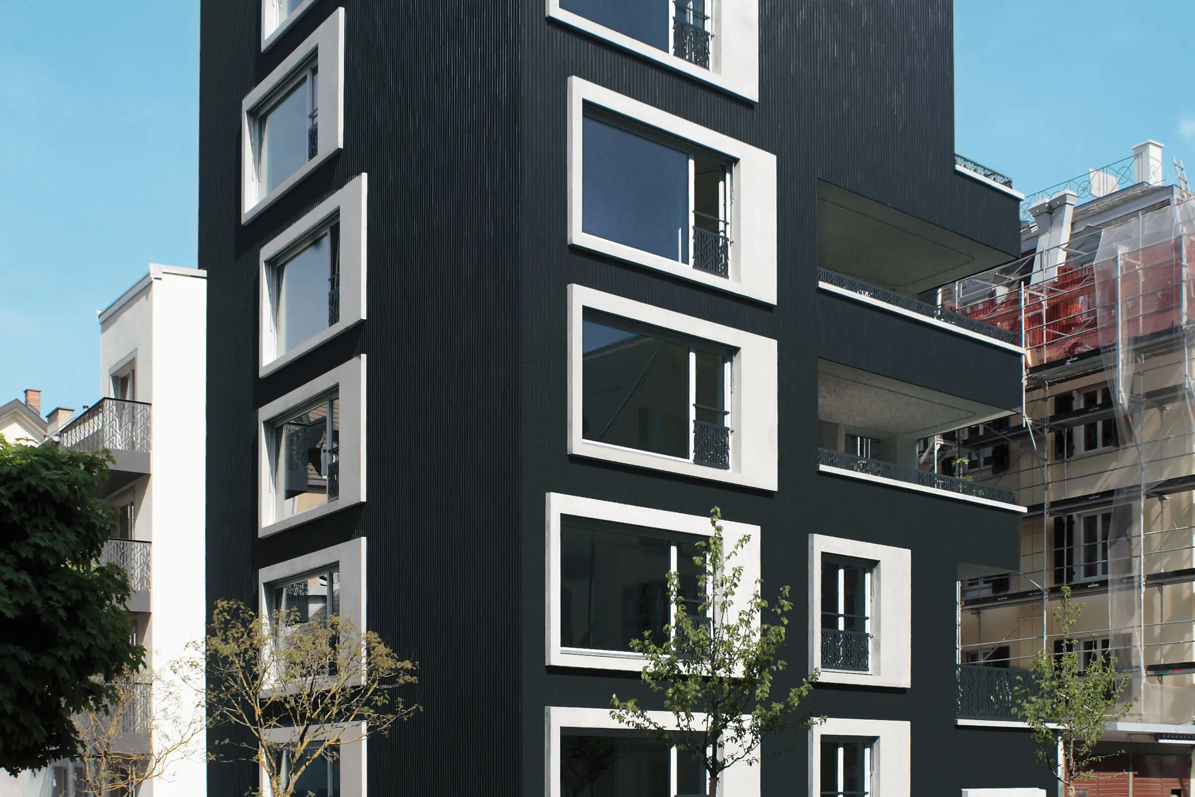 Detailaufnahme einer schwarzen Keramikfassade, VHF-System StoVentec C