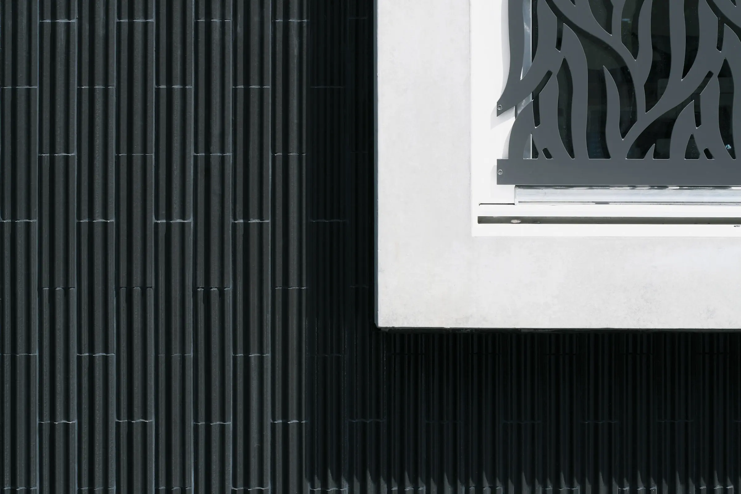 Detailaufnahme einer schwarzen Keramikfassade, VHF-System StoVentec C