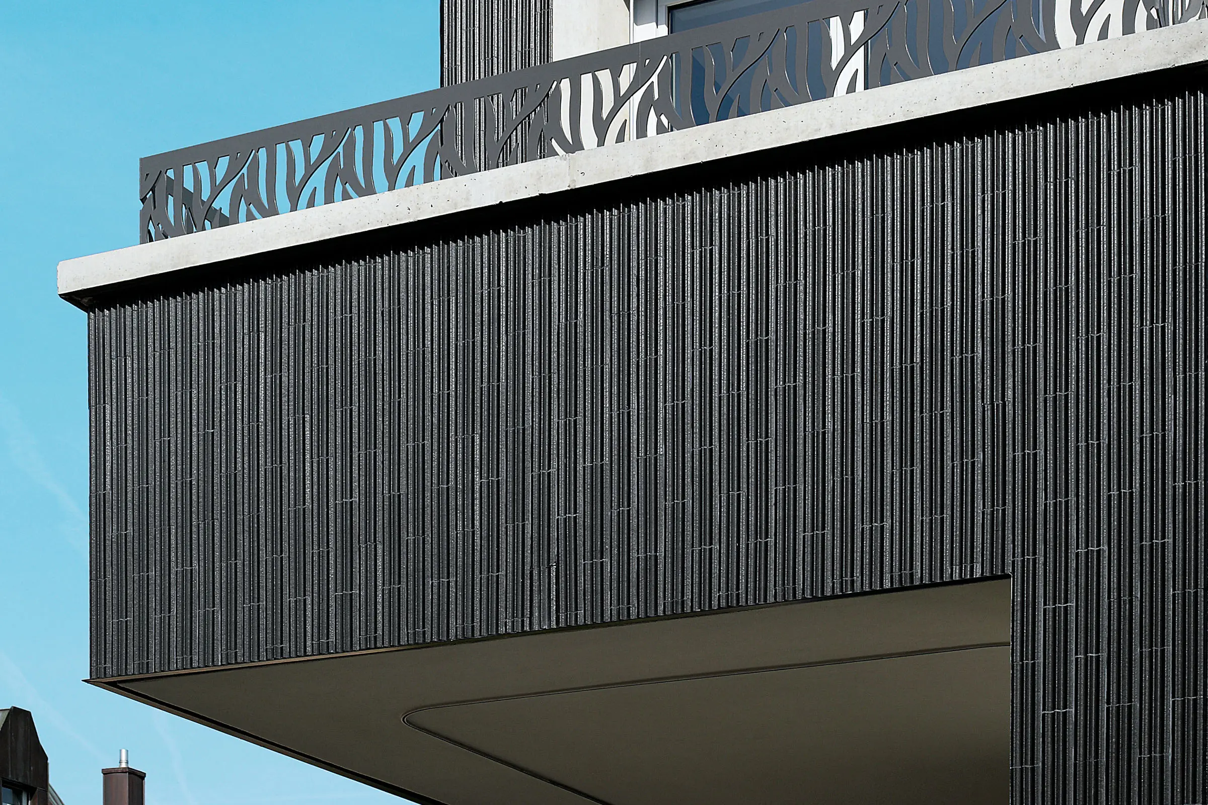 Detailaufnahme einer schwarzen Keramikfassade, VHF-System StoVentec C