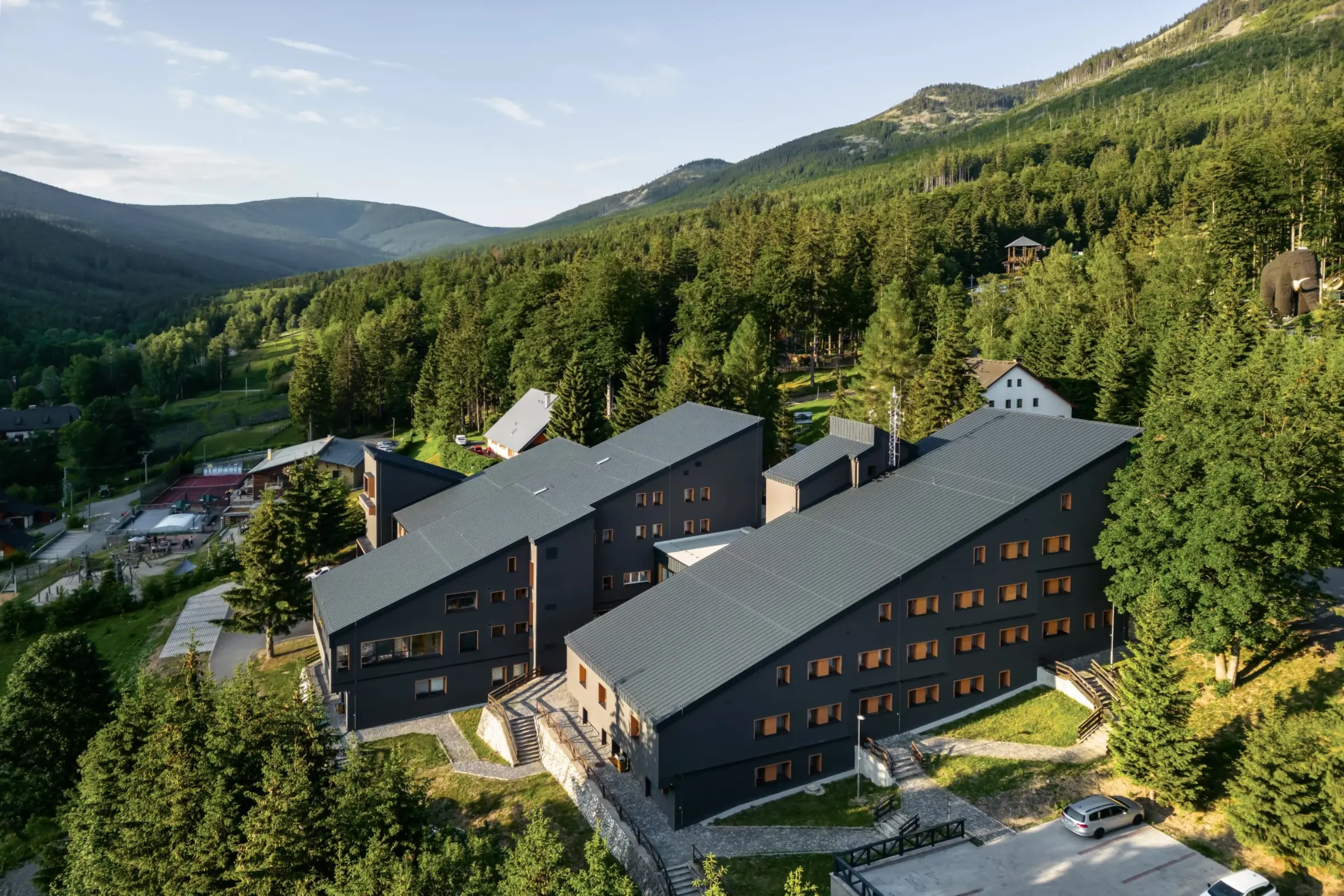 Modernes Hotel, gedämmt mit WDVS von Sto, dunkle Fassade mit X-black Technology