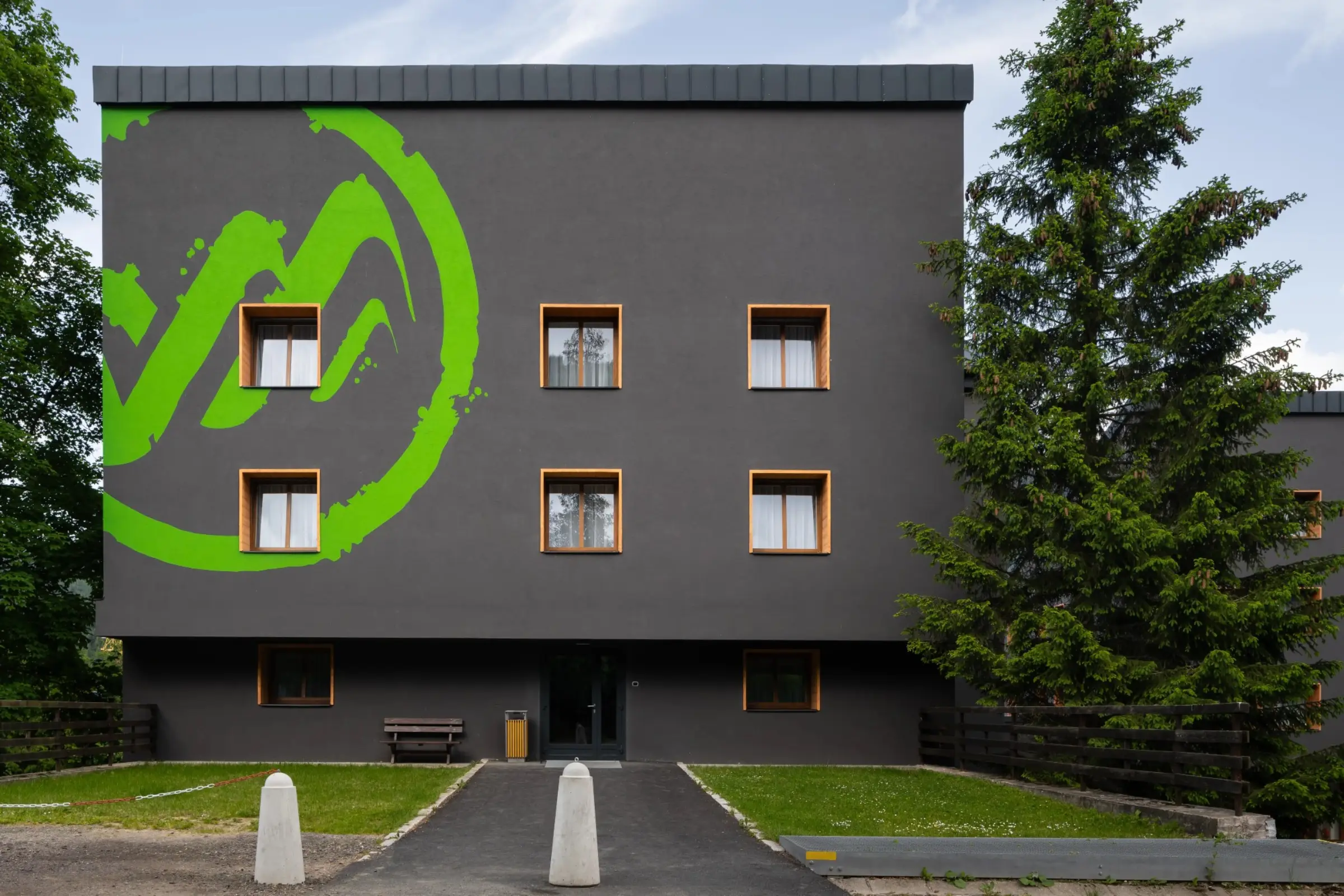 Modernes Hotel, gedämmt mit WDVS von Sto, dunkle Fassade mit X-black Technology