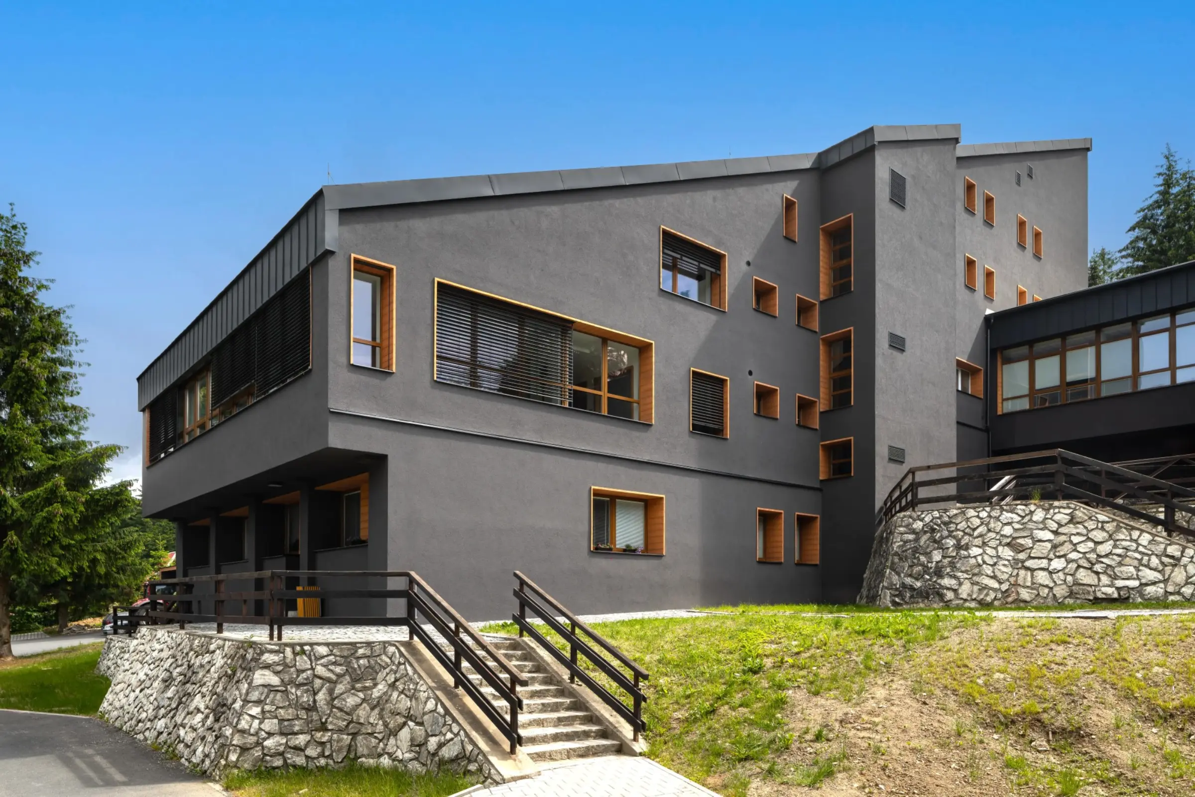 Modernes Hotel, gedämmt mit WDVS von Sto, dunkle Fassade mit X-black Technology