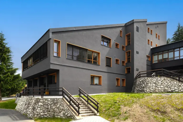 Hitzebeständige Farbe StoColor X-black reduziert solare Aufheizung einer schwarze Hausfassade