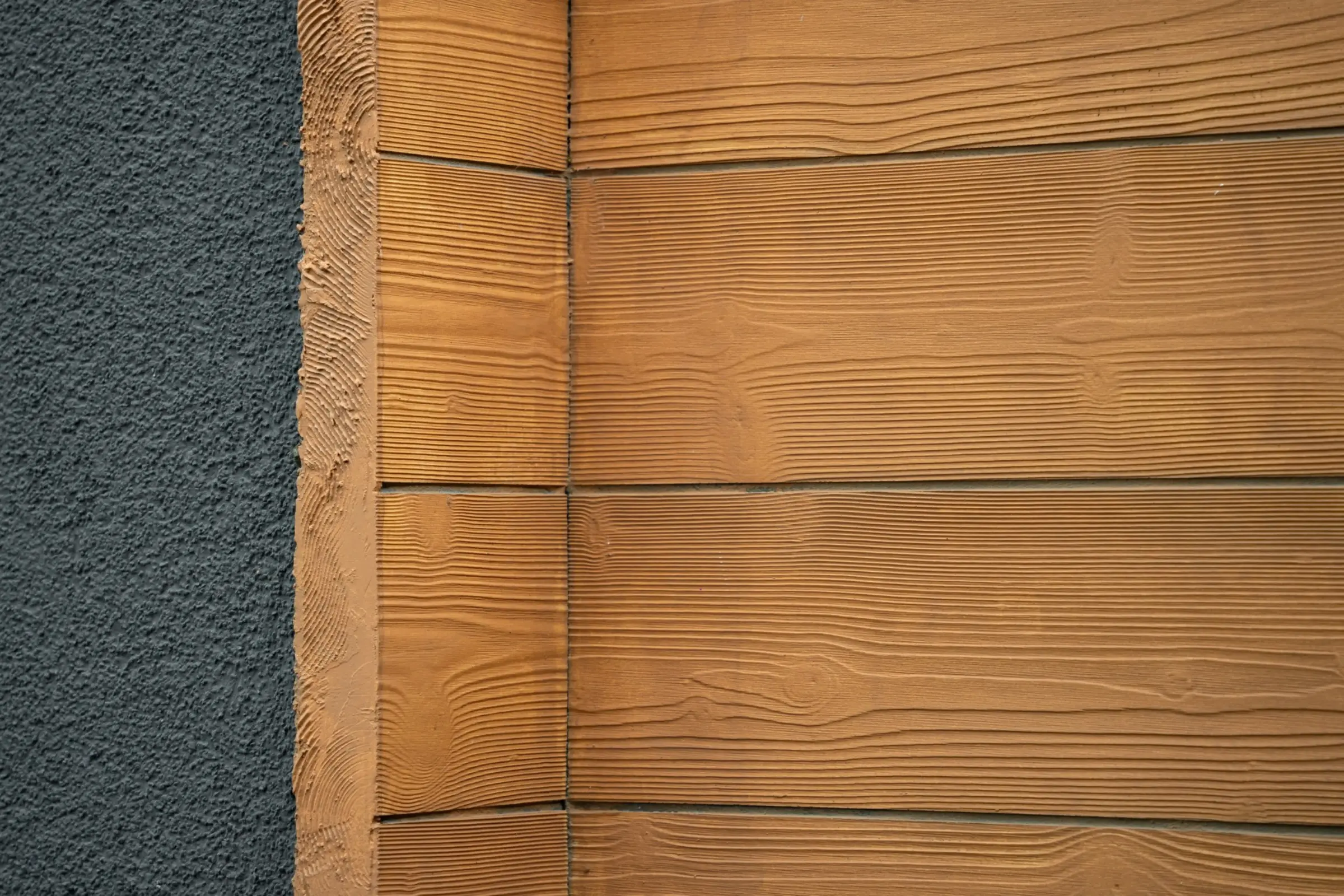 Modernes Hotel, gedämmt mit WDVS von Sto, dunkle Fassade mit X-black Technology