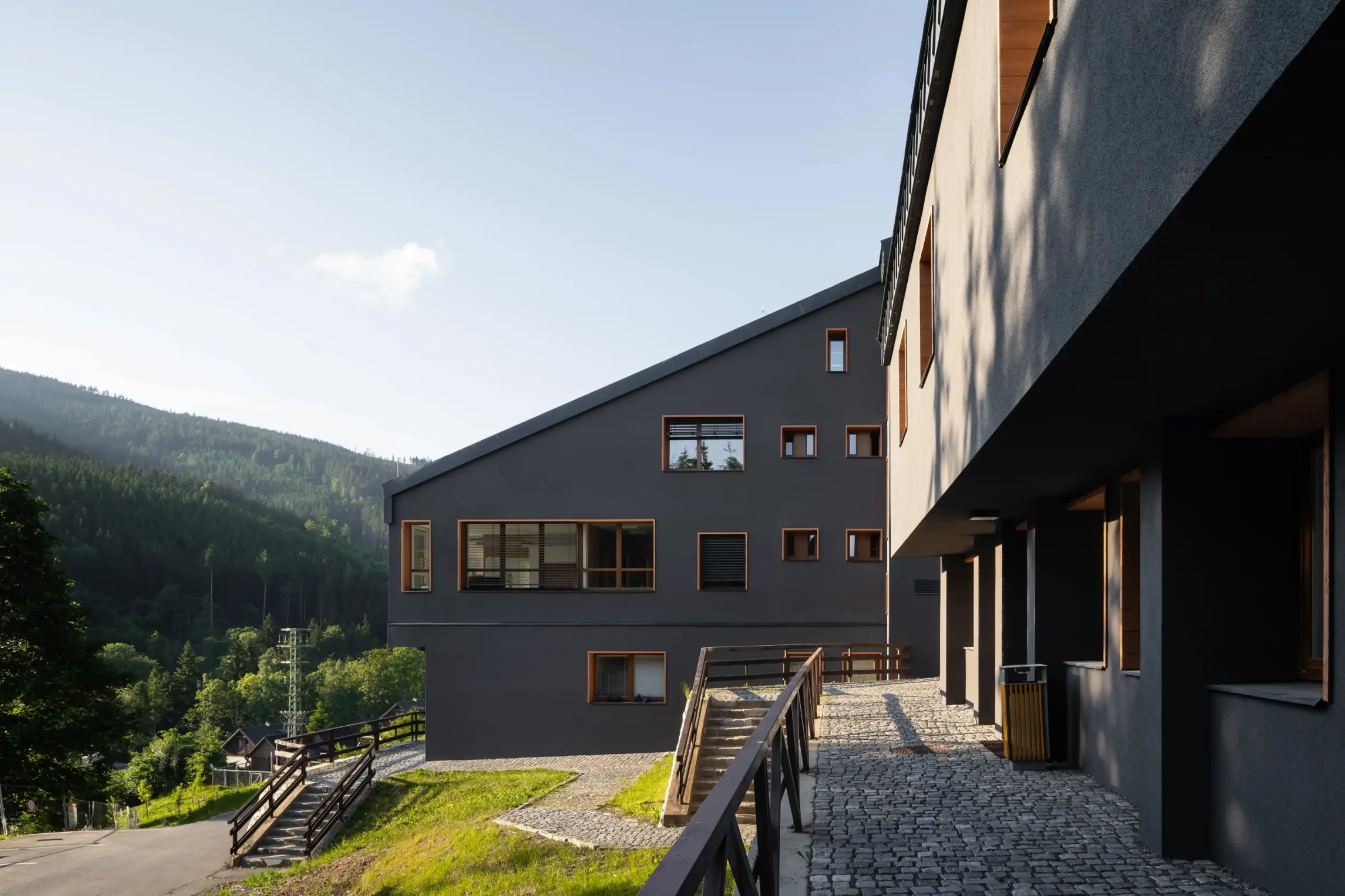 Modernes Hotel, gedämmt mit WDVS von Sto, dunkle Fassade mit X-black Technology