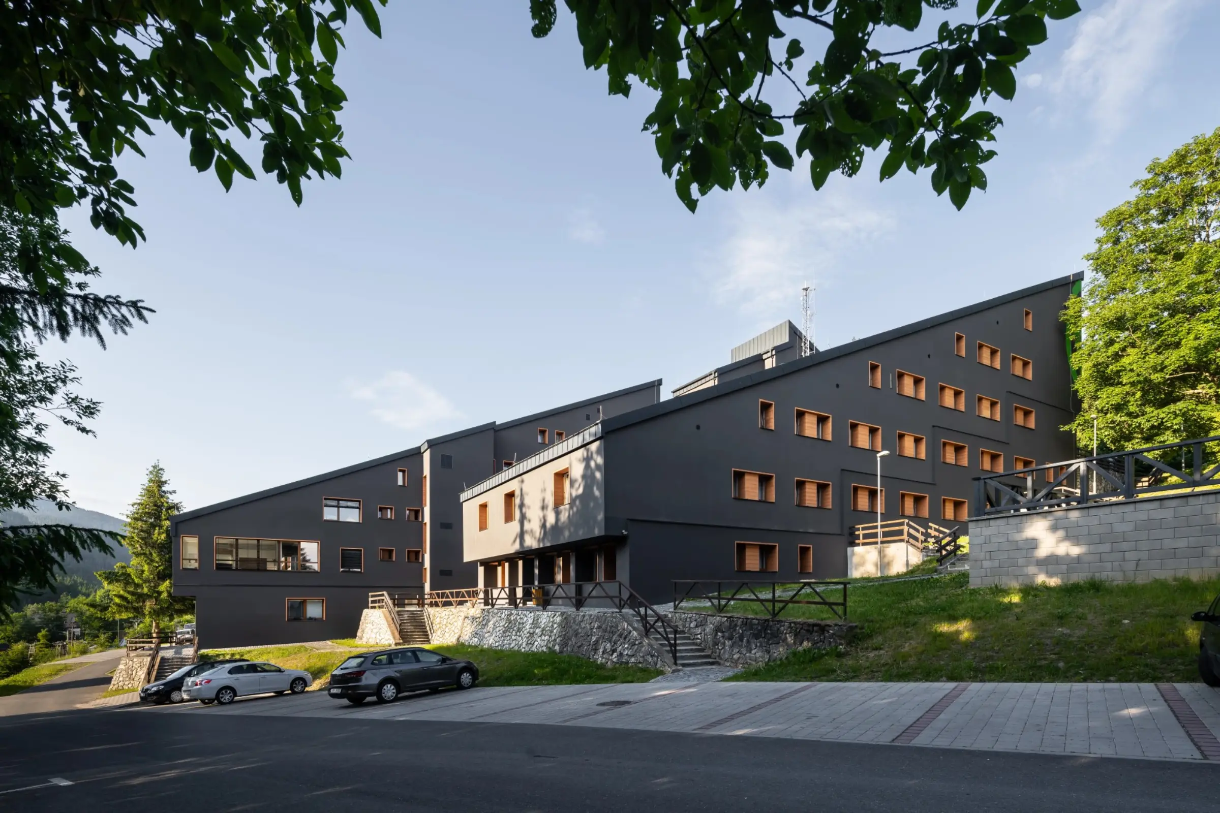 Modernes Hotel, gedämmt mit WDVS von Sto, dunkle Fassade mit X-black Technology