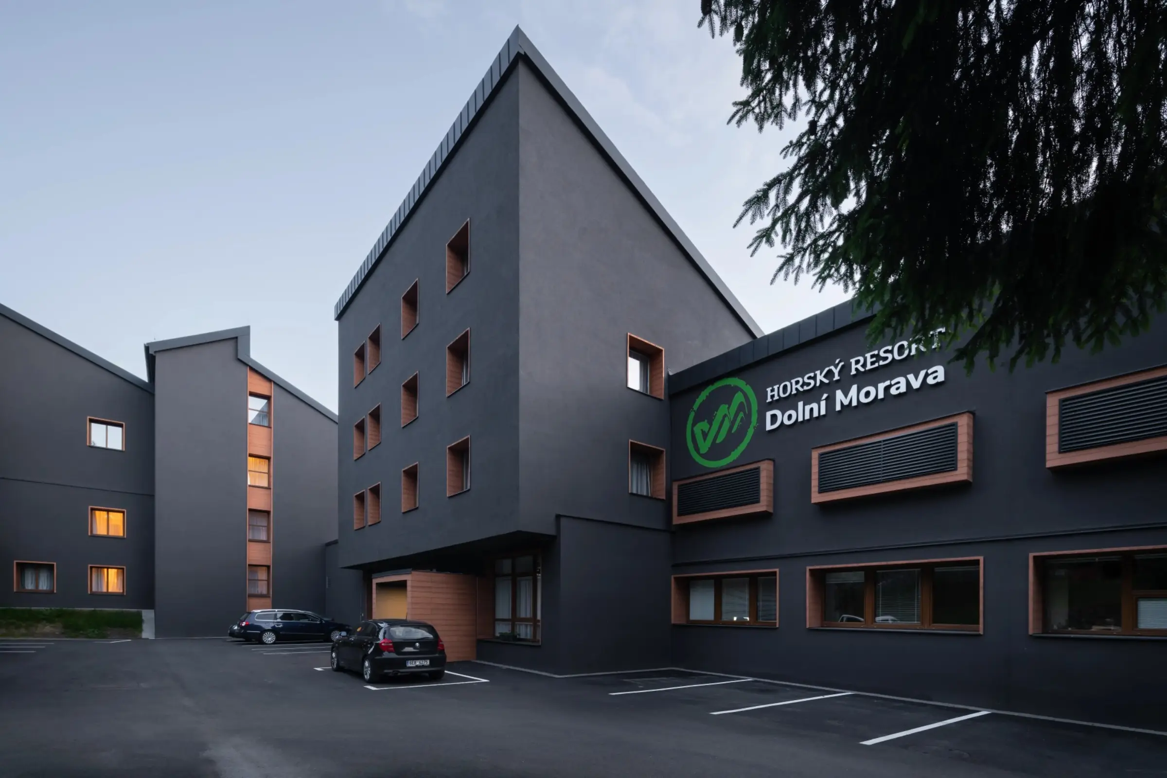 Modernes Hotel, gedämmt mit WDVS von Sto, dunkle Fassade mit X-black Technology