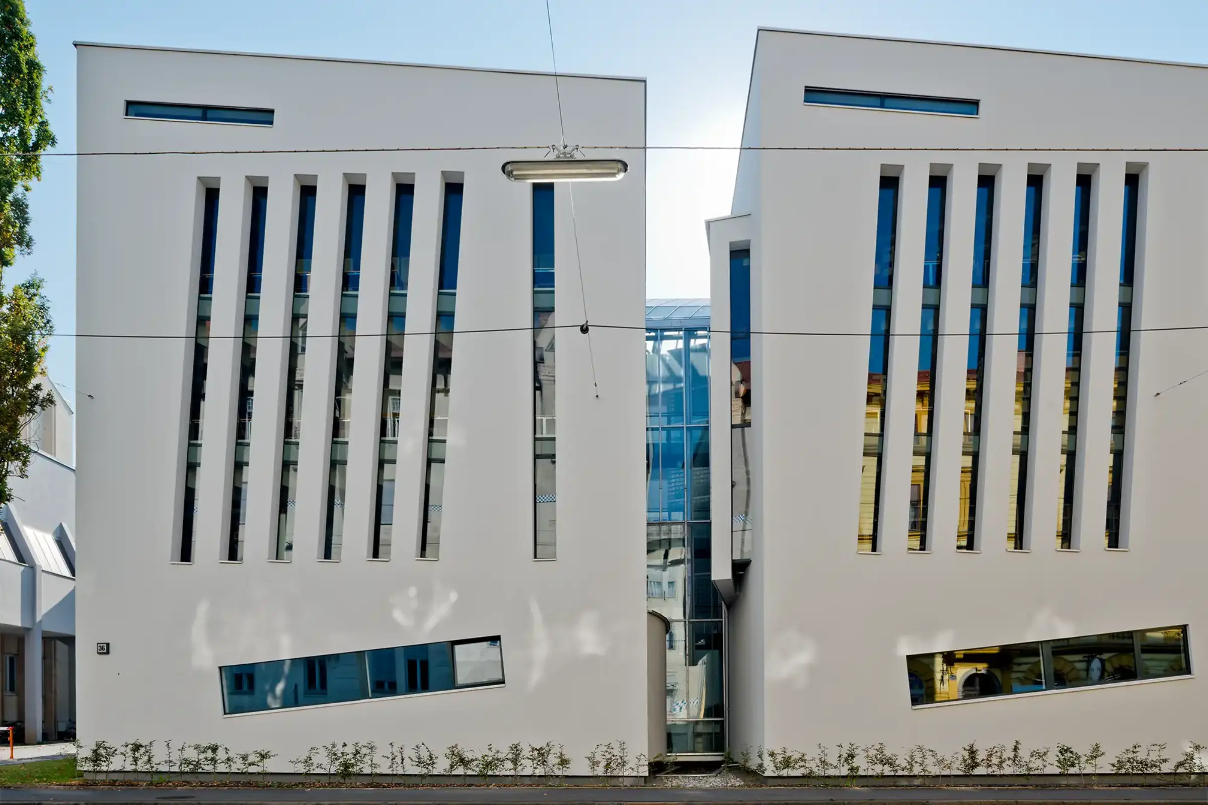 Außenaufnahme einer Universität gedämmt mit VHF von Sto
