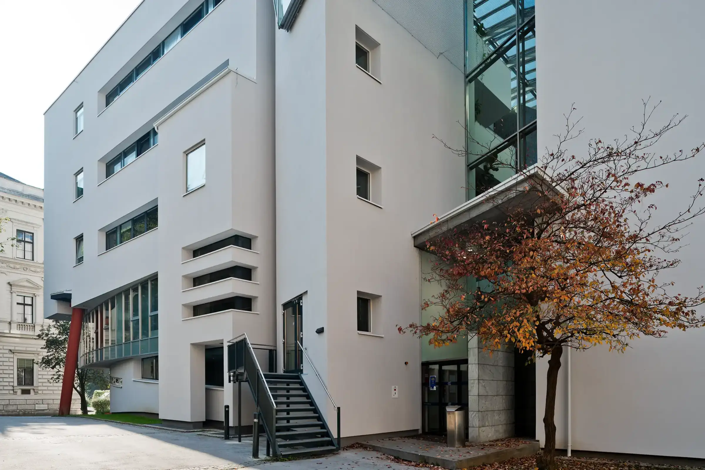 Außenaufnahme einer Universität gedämmt mit VHF von Sto