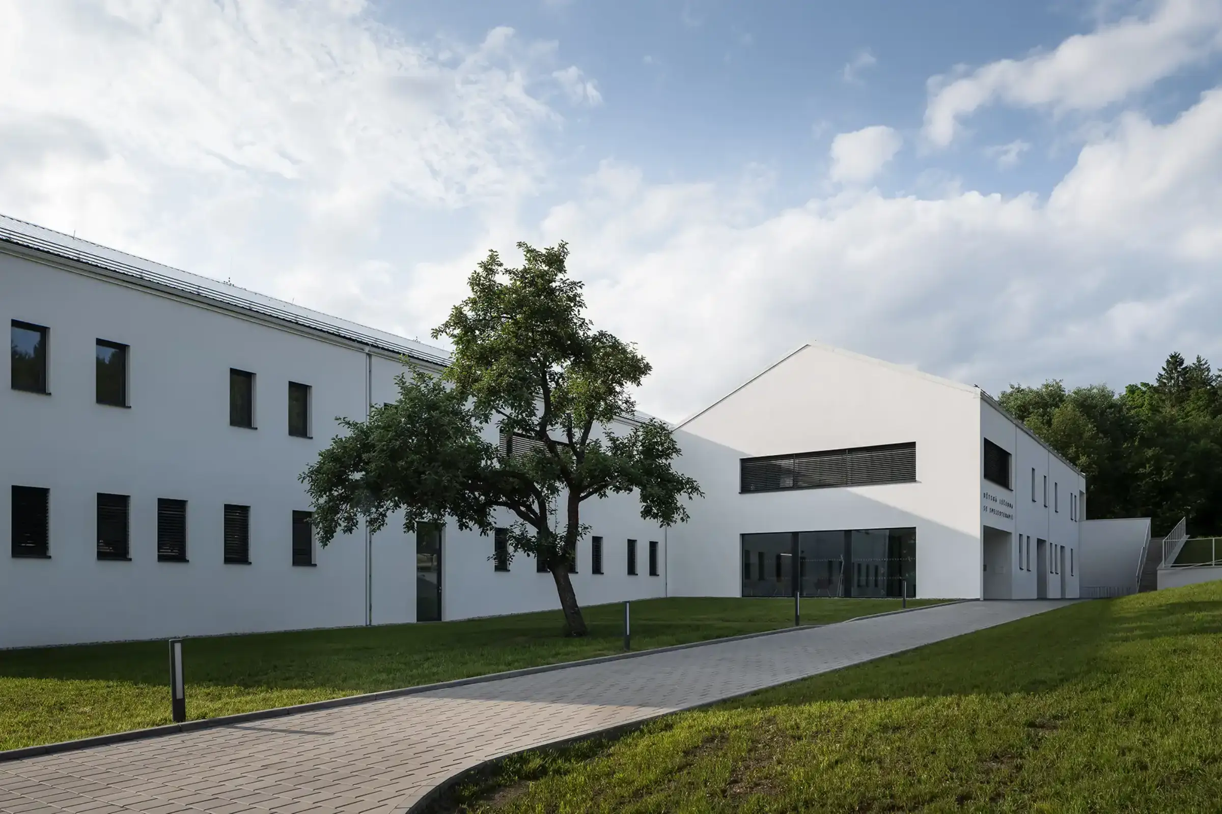 Außenaufnahme einer Kinderklinik mit weißer Putzfassade
