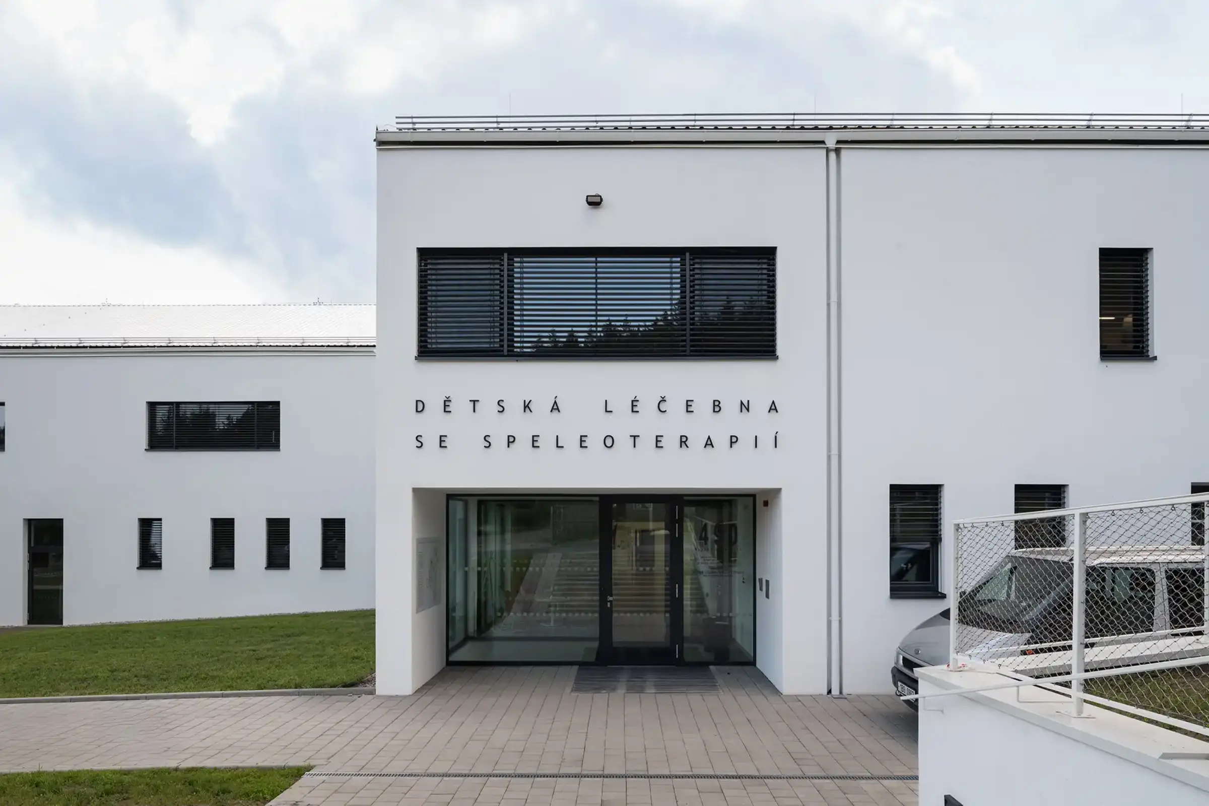 Außenaufnahme einer Kinderklinik mit weißer Putzfassade