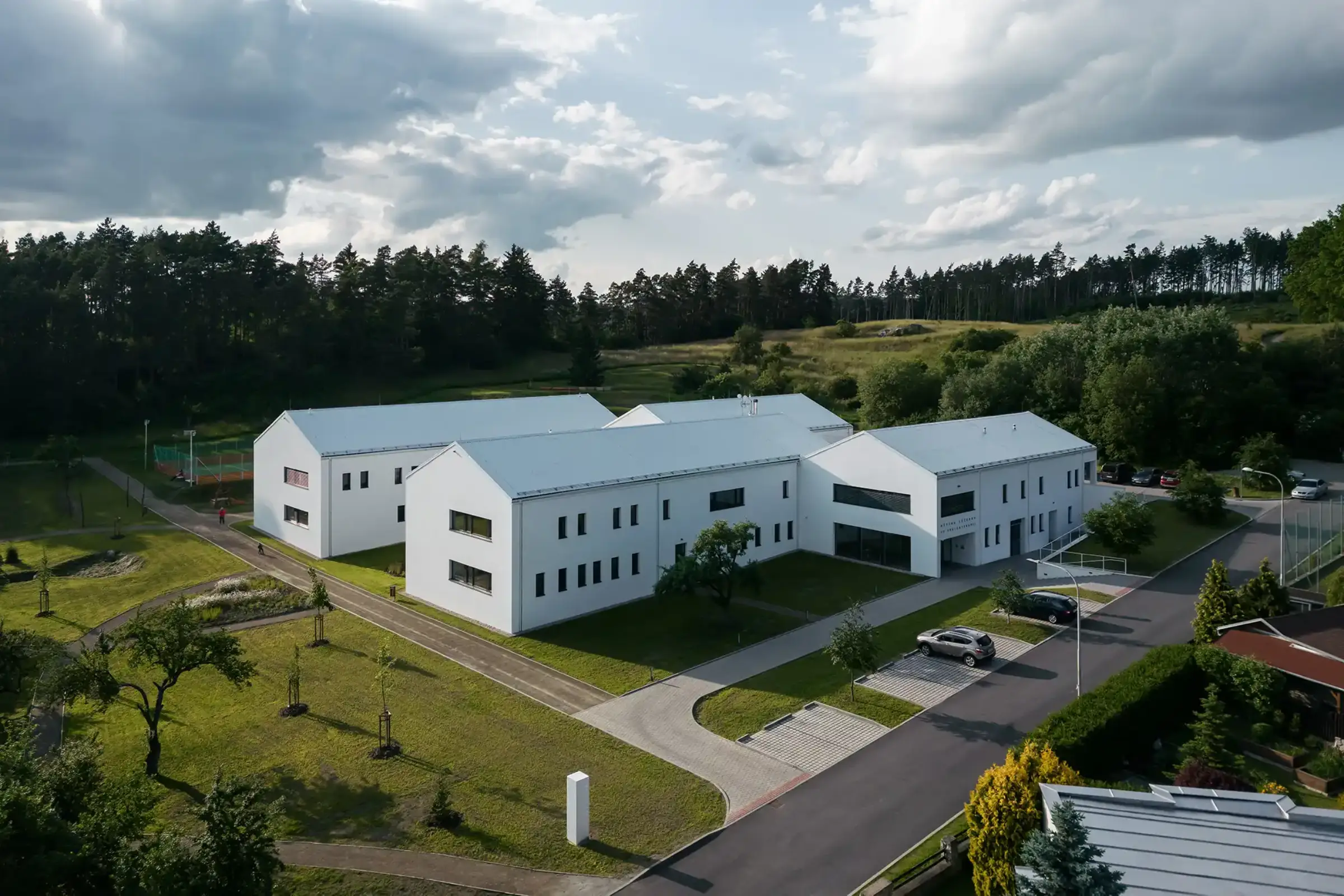 Außenaufnahme einer Kinderklinik mit weißer Putzfassade