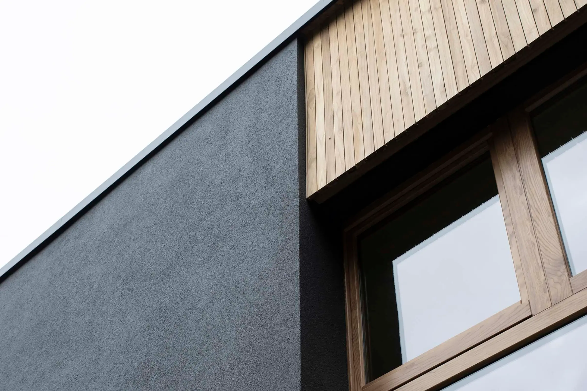 Schwarze Fassade, Dryonic mit X-black Technology, gedämmt mit WDVS von Sto