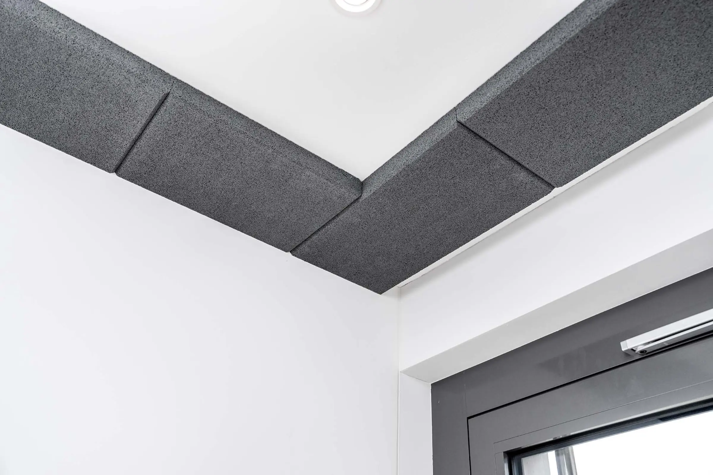 Aufnahme eines Besprechungsraums, gestaltet mit dem Akustiksystem StoSilent Frame