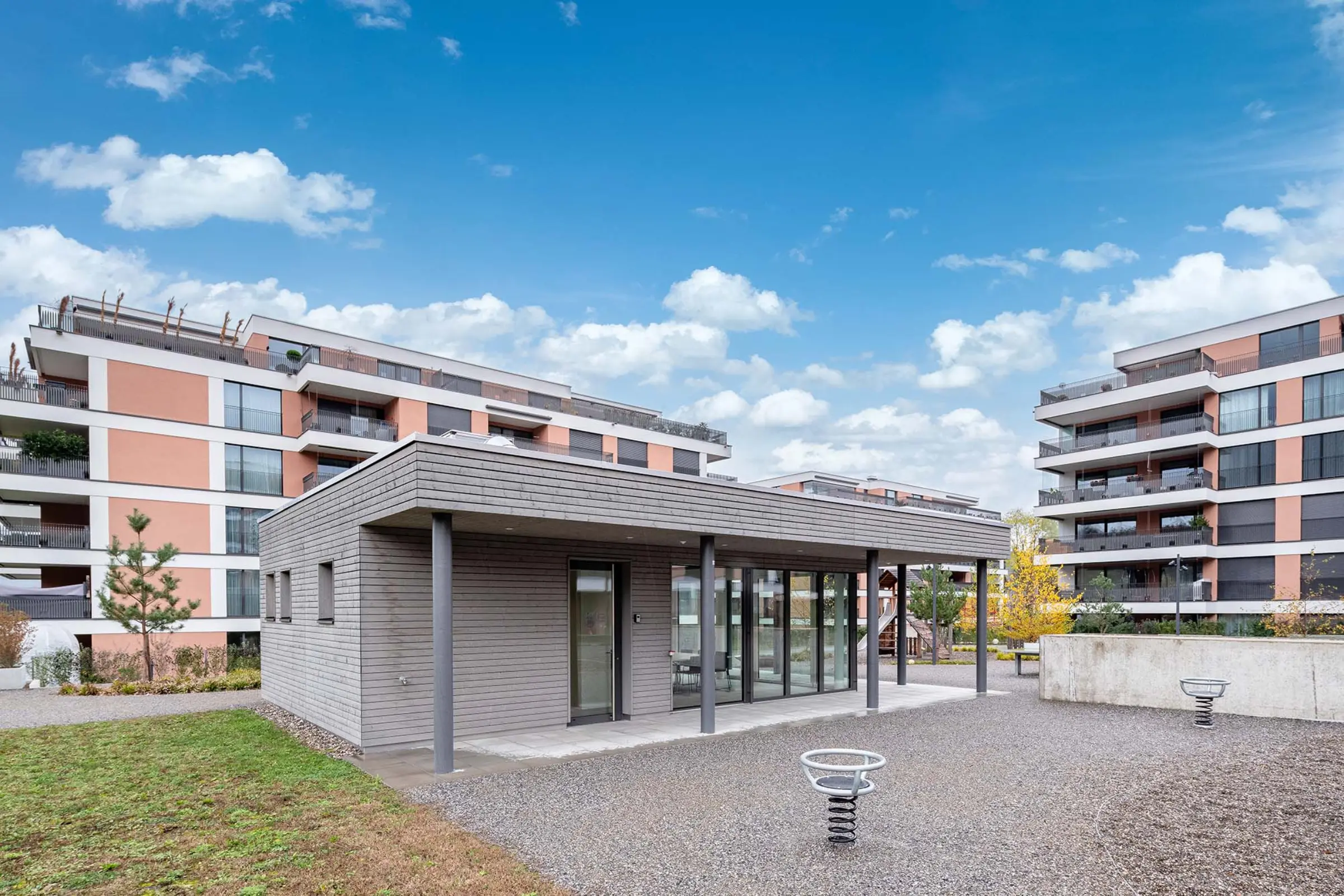 Außenaufnahme eines Besprechungsraums, innen gestaltet mit StoSilent Frame