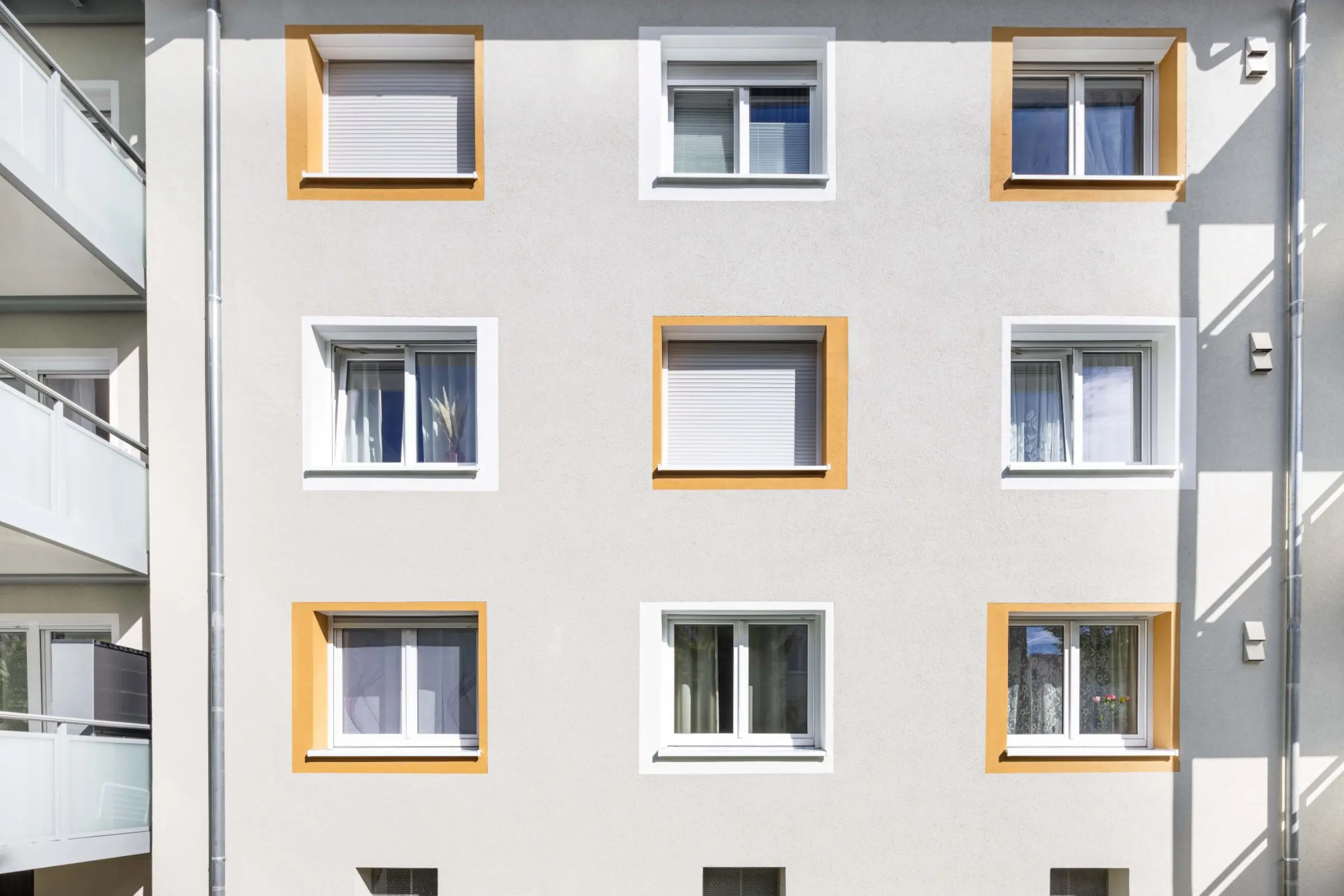 Aufnahme eines Mehrfamilienhauses saniert mit dem Sto Klimaservice, WDVS StoTherm Mineral