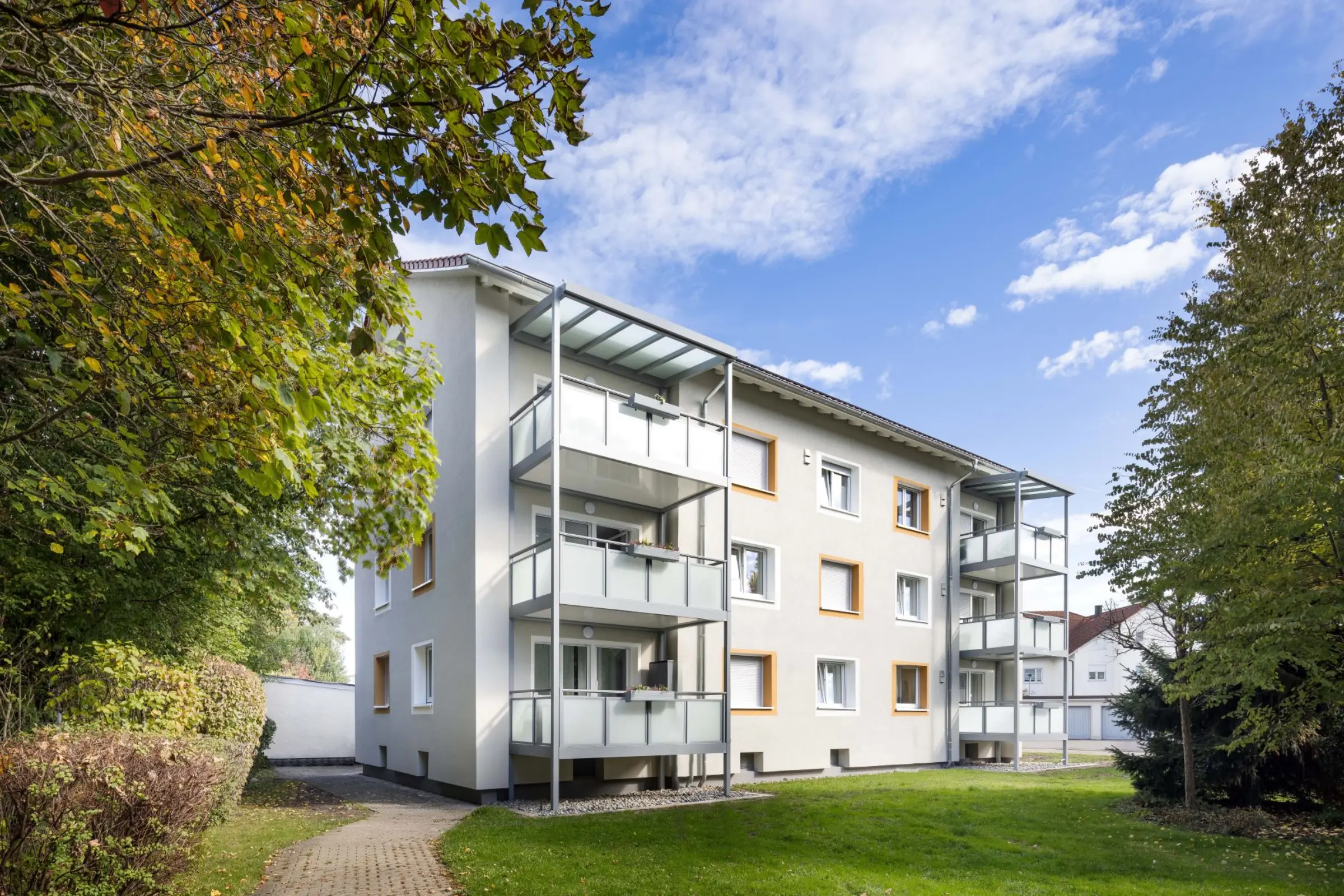 Aufnahme eines Mehrfamilienhauses saniert mit dem Sto Klimaservice, WDVS StoTherm Mineral