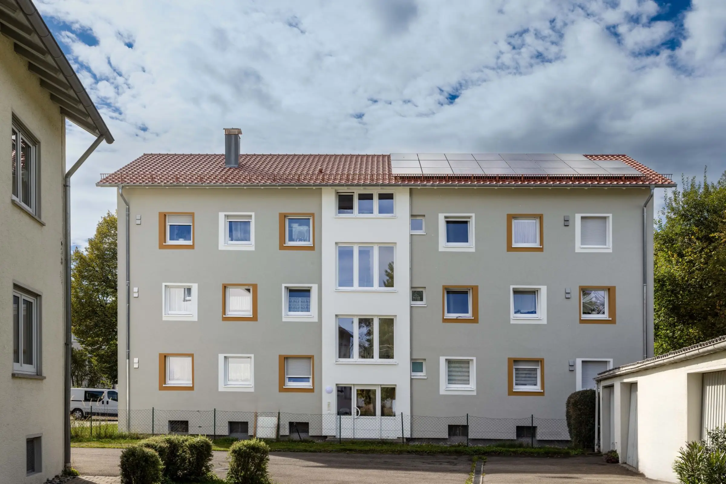 Aufnahme eines Mehrfamilienhauses saniert mit dem Sto Klimaservice, WDVS StoTherm Mineral