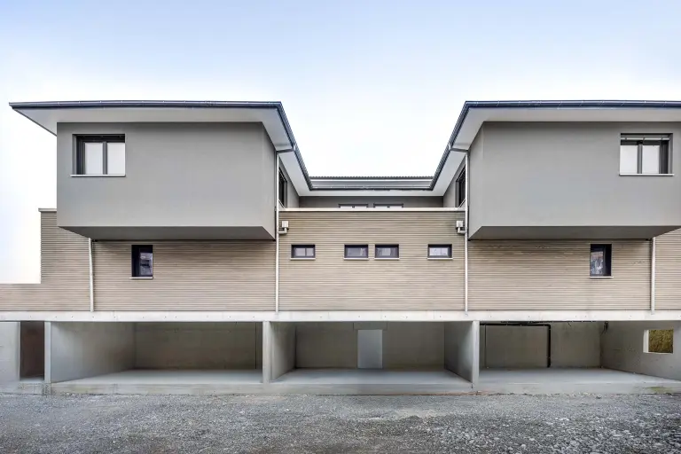 Graue Fassade, gedämmt mit StoTherm Wood: CO₂-optimiertes WDVS mit Holzfaserdämmung