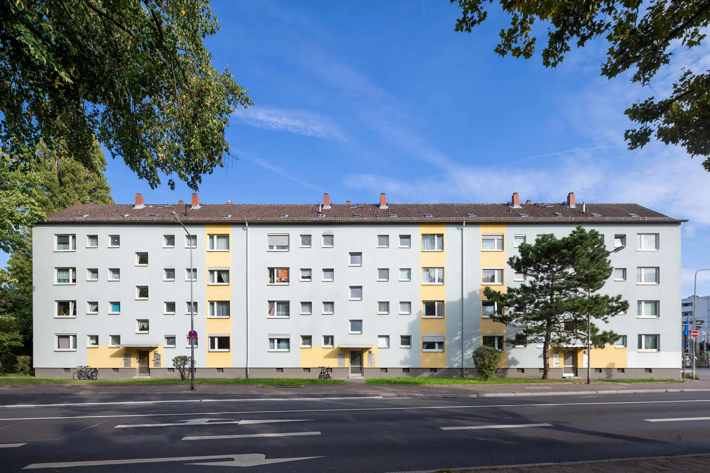 Aufnahme eines Mehrfamilienhauses, Fassadenbegrünungssystem für WDVS - StoFix Iso-Bar ECO