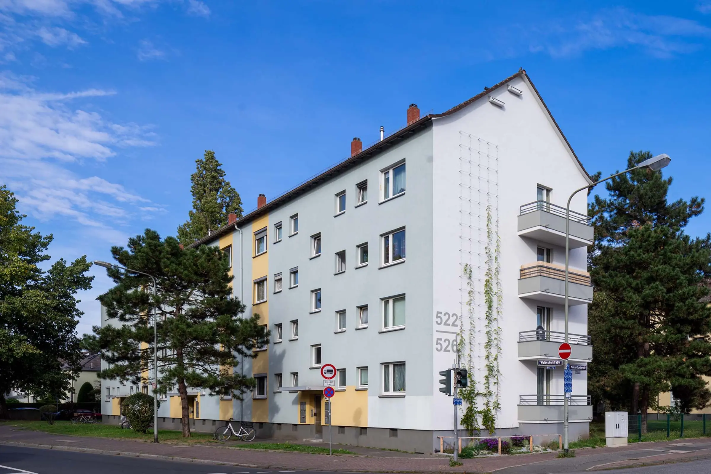 Aufnahme eines Mehrfamilienhauses, Fassadenbegrünungssystem für WDVS - StoFix Iso-Bar ECO