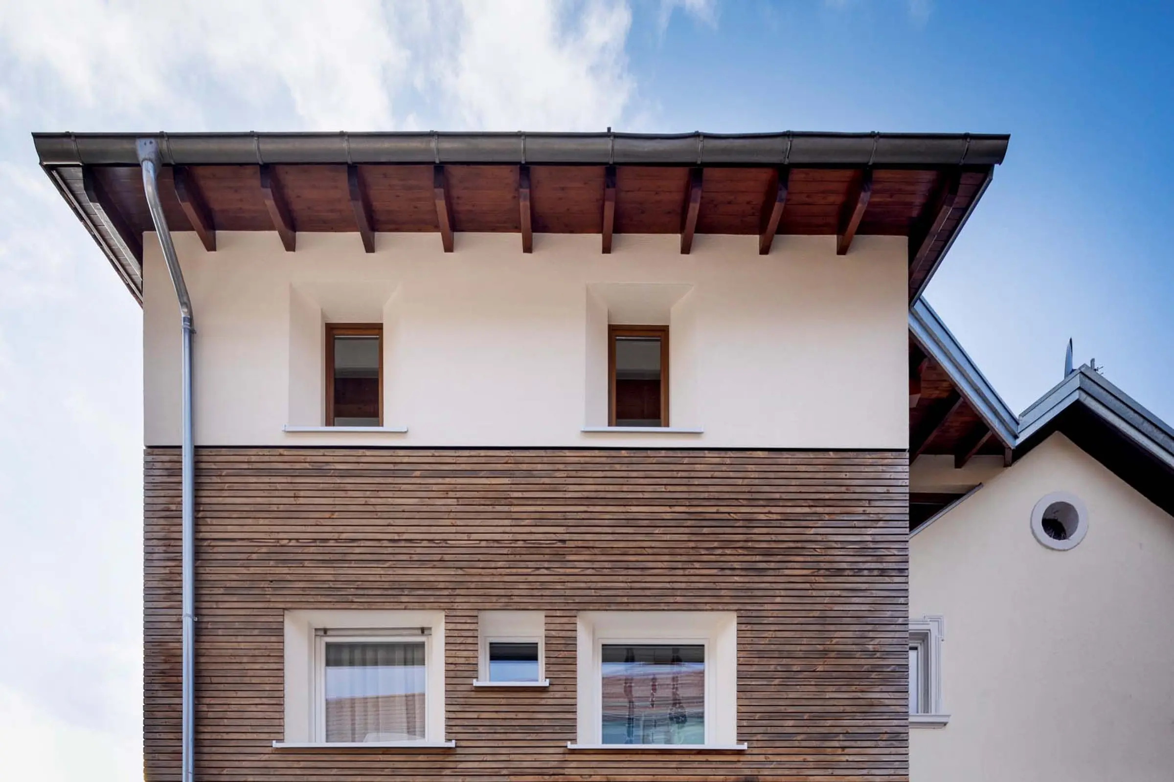 Aufnahme eines Mehrfamilienhauses, gedämmt mit WDVS von Sto und verputzt mit Stolit® in weiß