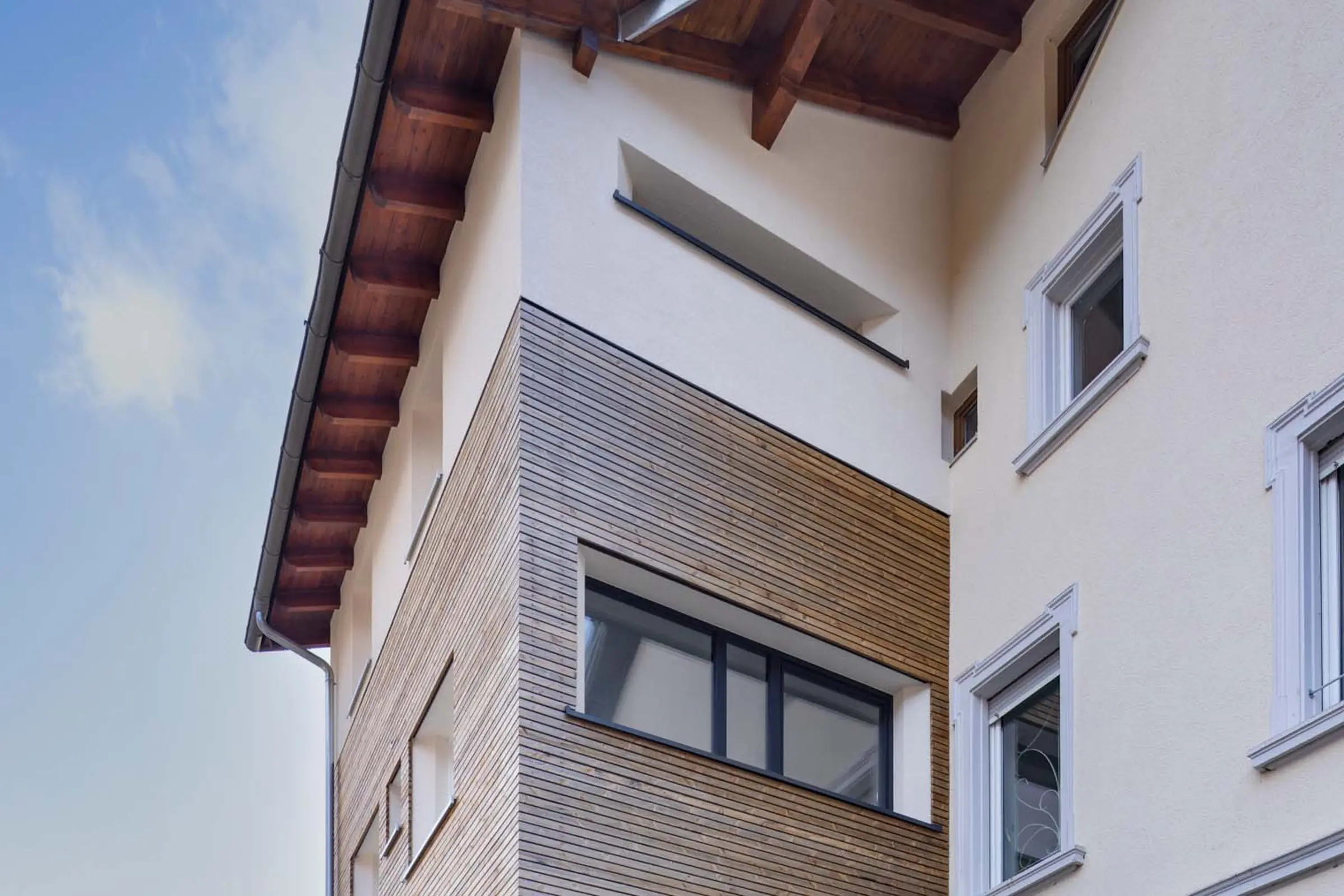 Aufnahme eines Mehrfamilienhauses, gedämmt mit WDVS von Sto und verputzt mit Stolit® in weiß