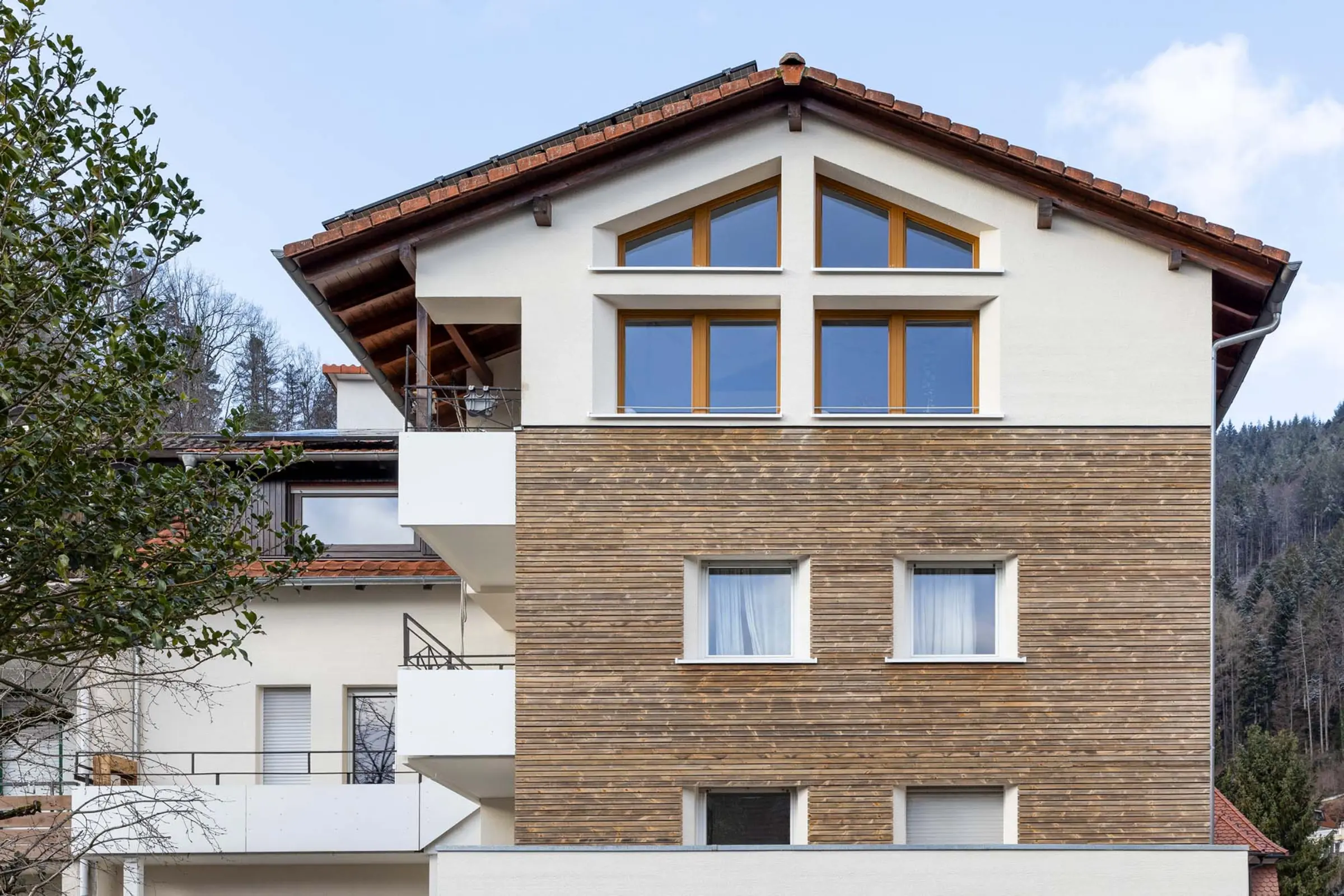 Aufnahme eines Mehrfamilienhauses, gedämmt mit WDVS von Sto und verputzt mit Stolit® in weiß