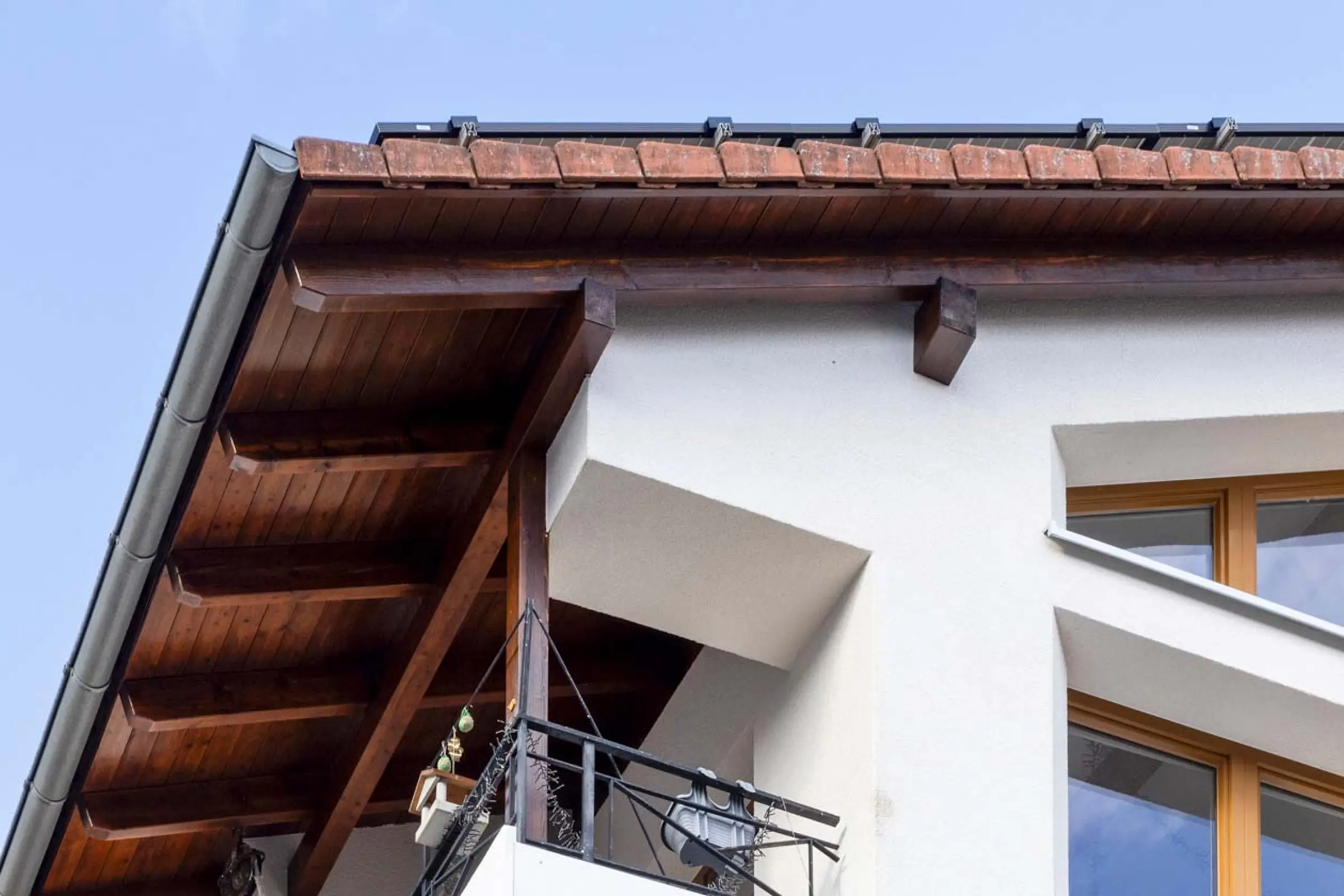 Aufnahme eines Mehrfamilienhauses, gedämmt mit WDVS von Sto und verputzt mit Stolit® in weiß