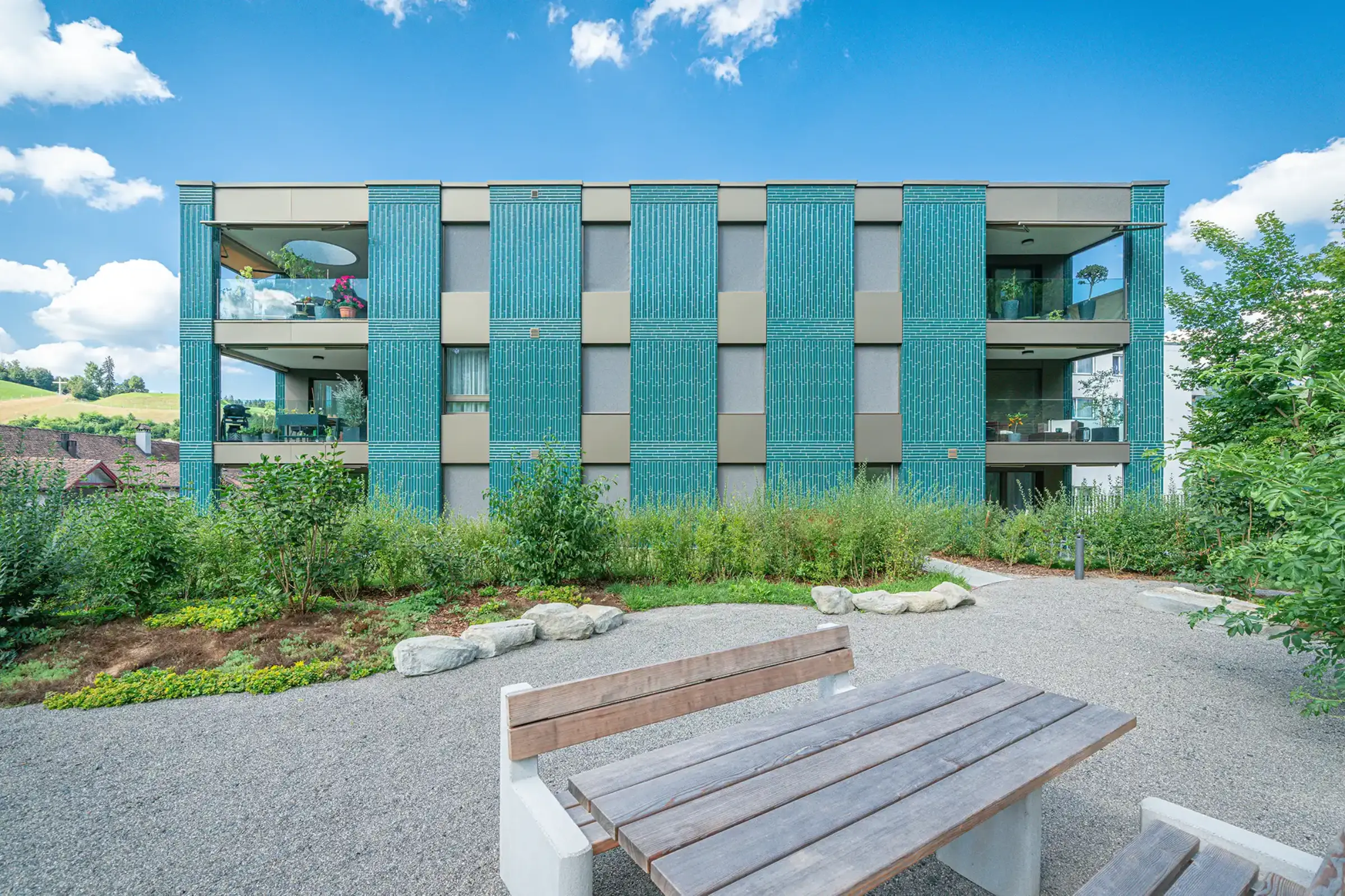 Aufnahme eines Mehrfamilienhauses gedämmt mit WDVS, gestaltet mit StoCera in Grün