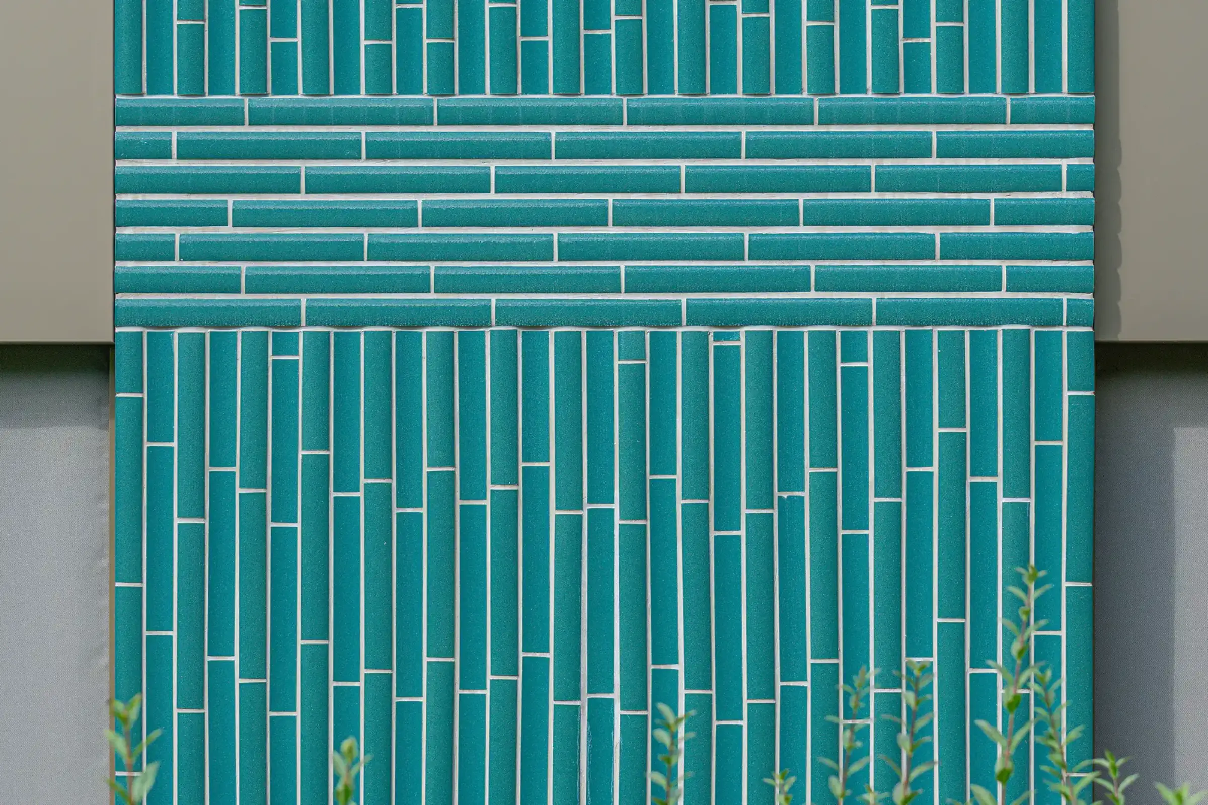 Aufnahme eines Mehrfamilienhauses gedämmt mit WDVS, gestaltet mit StoCera in Grün