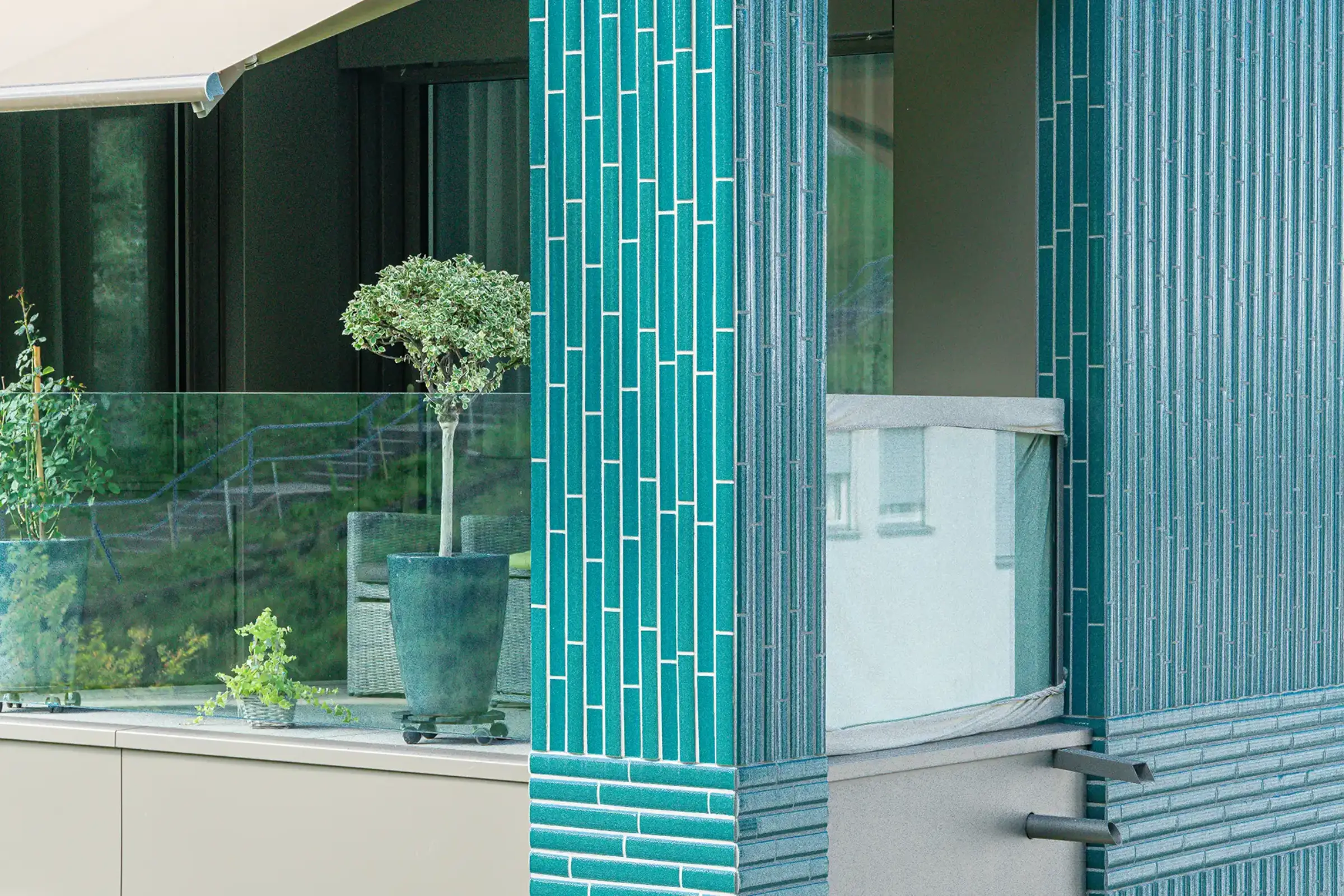 Aufnahme eines Mehrfamilienhauses gedämmt mit WDVS, gestaltet mit StoCera in Grün