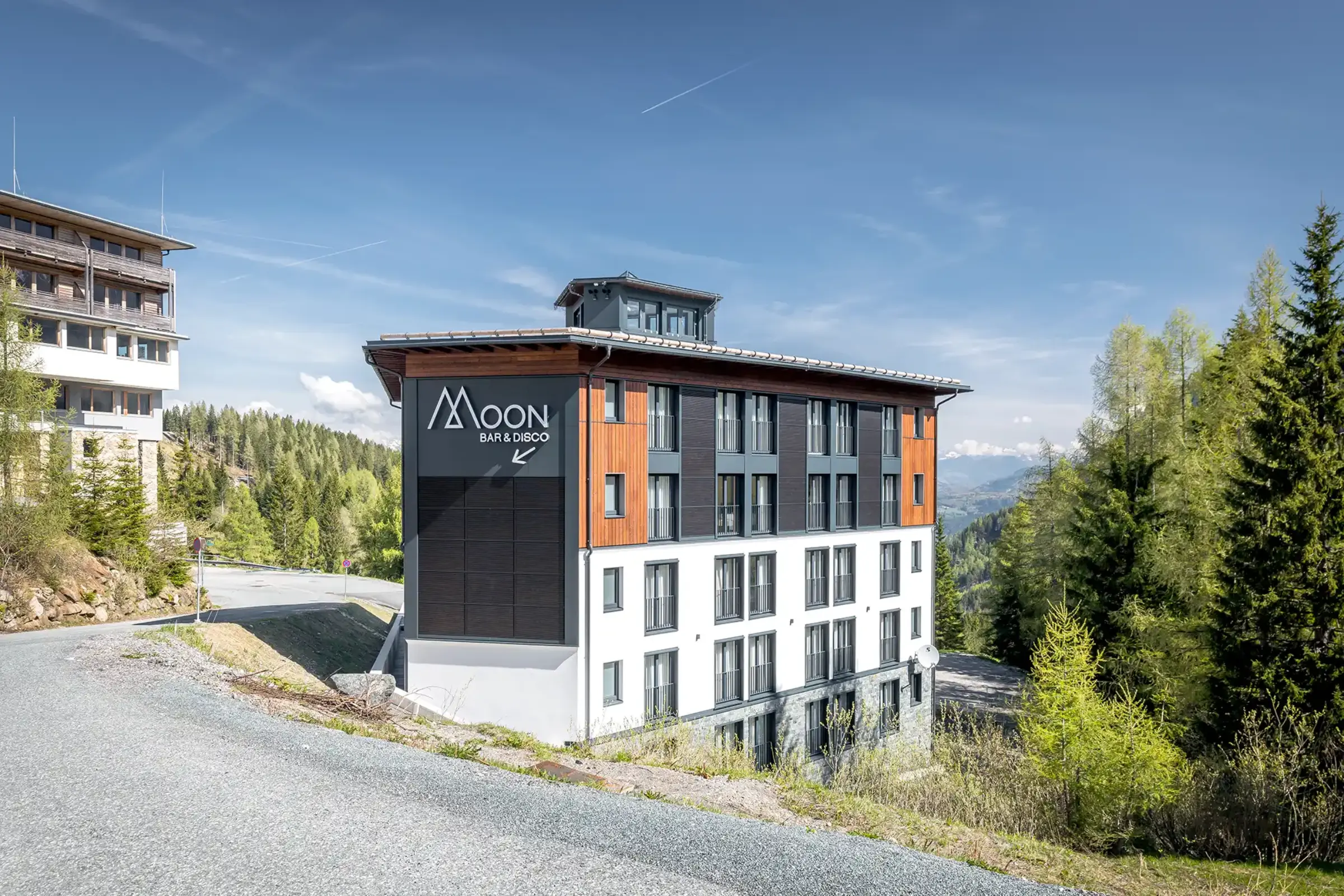 Aufnahme eines Mitarbeiterhauses des Hotels Wulfenia, Photovoltaik Module für die Fassade