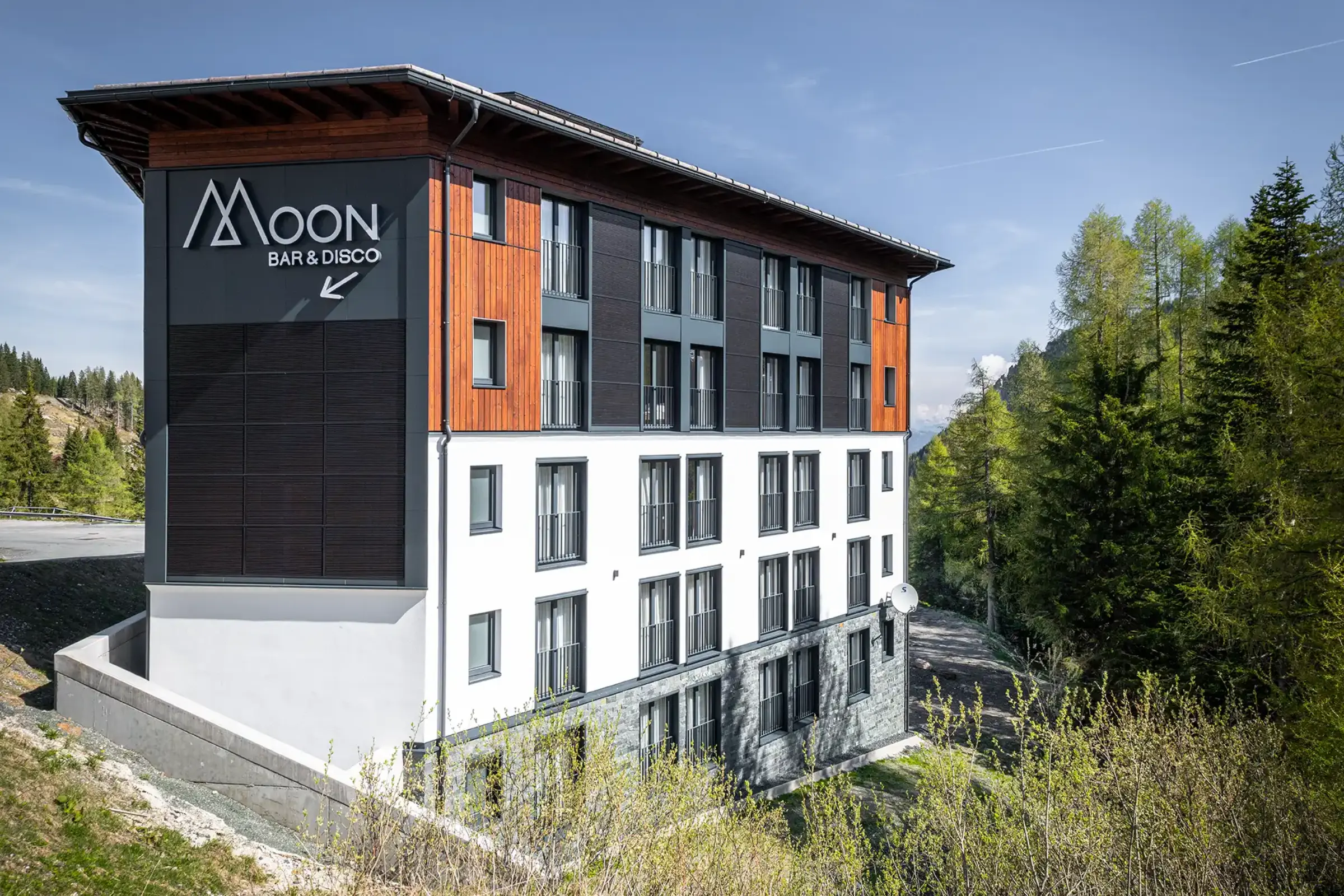 Aufnahme eines Mitarbeiterhauses des Hotels Wulfenia, Photovoltaik Module für die Fassade