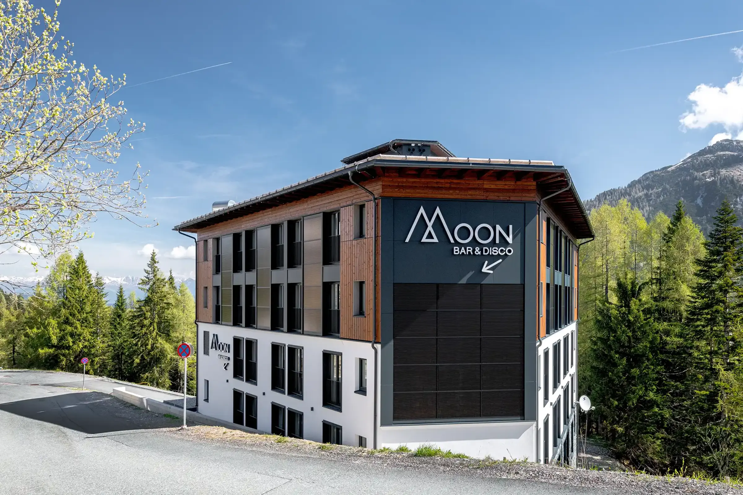 Aufnahme eines Mitarbeiterhauses des Hotels Wulfenia, Photovoltaik Module für die Fassade