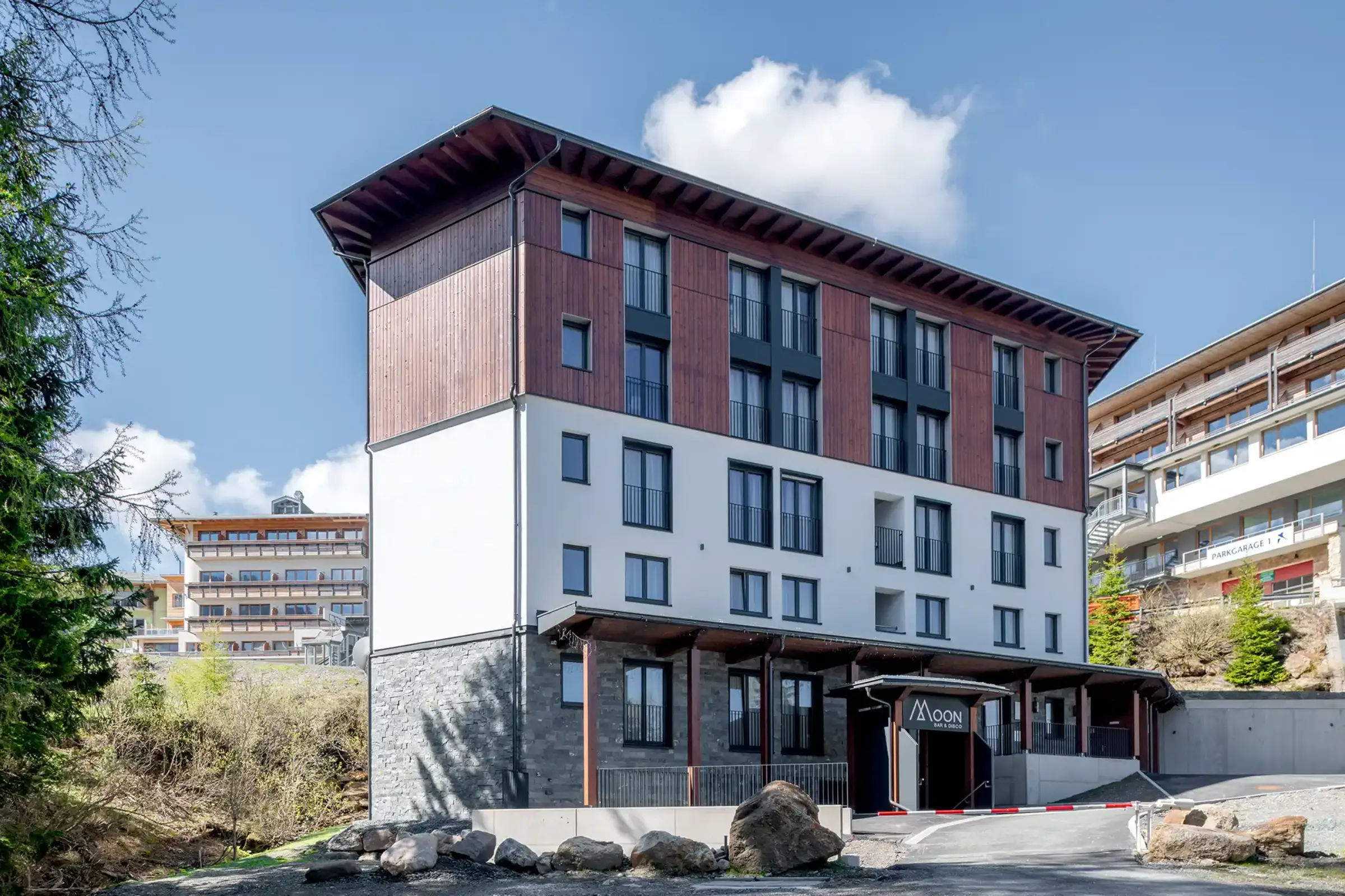 Aufnahme eines Mitarbeiterhauses des Hotels Wulfenia, Photovoltaik Module für die Fassade