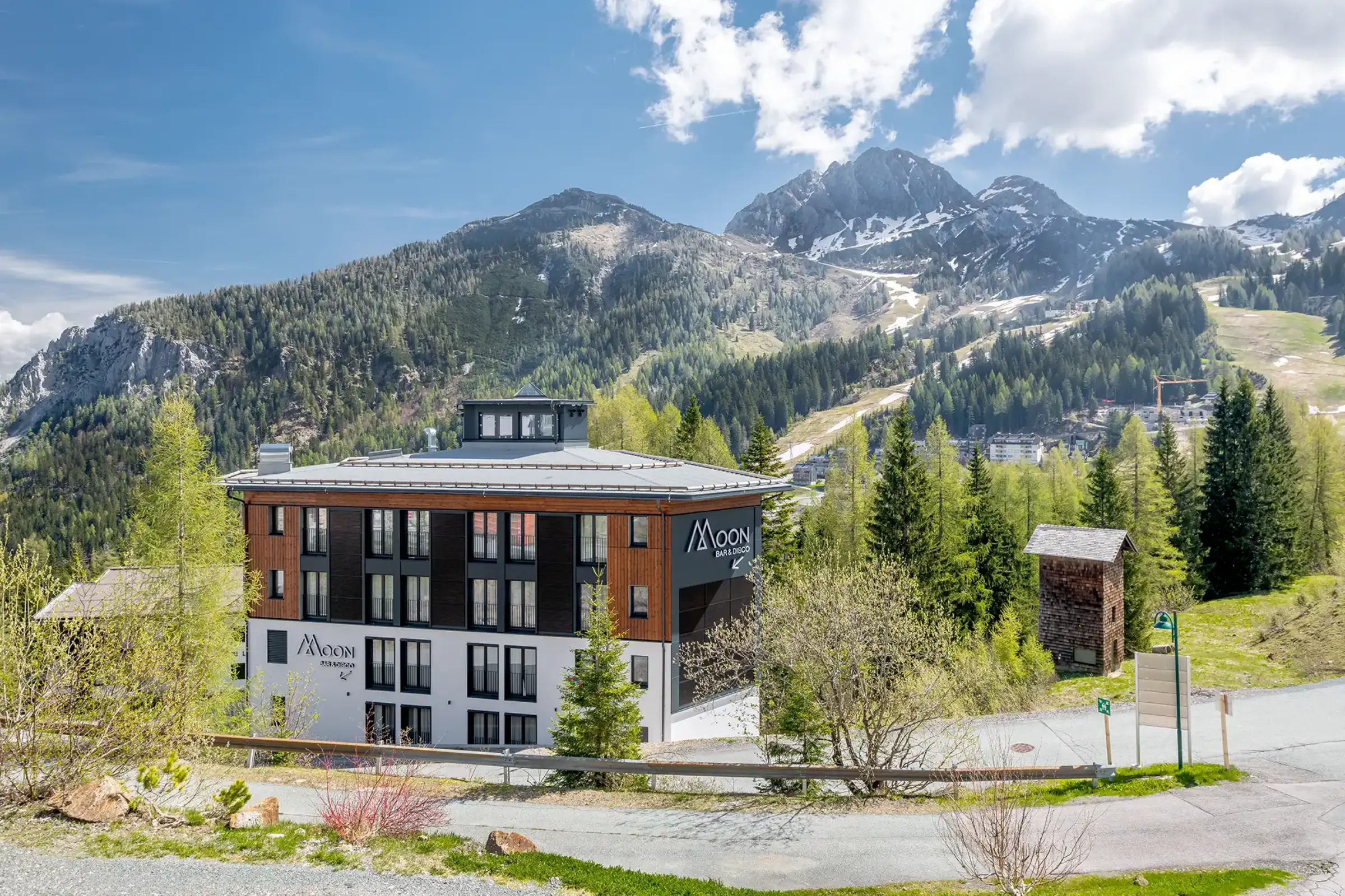 Aufnahme eines Mitarbeiterhauses des Hotels Wulfenia, Photovoltaik Module für die Fassade