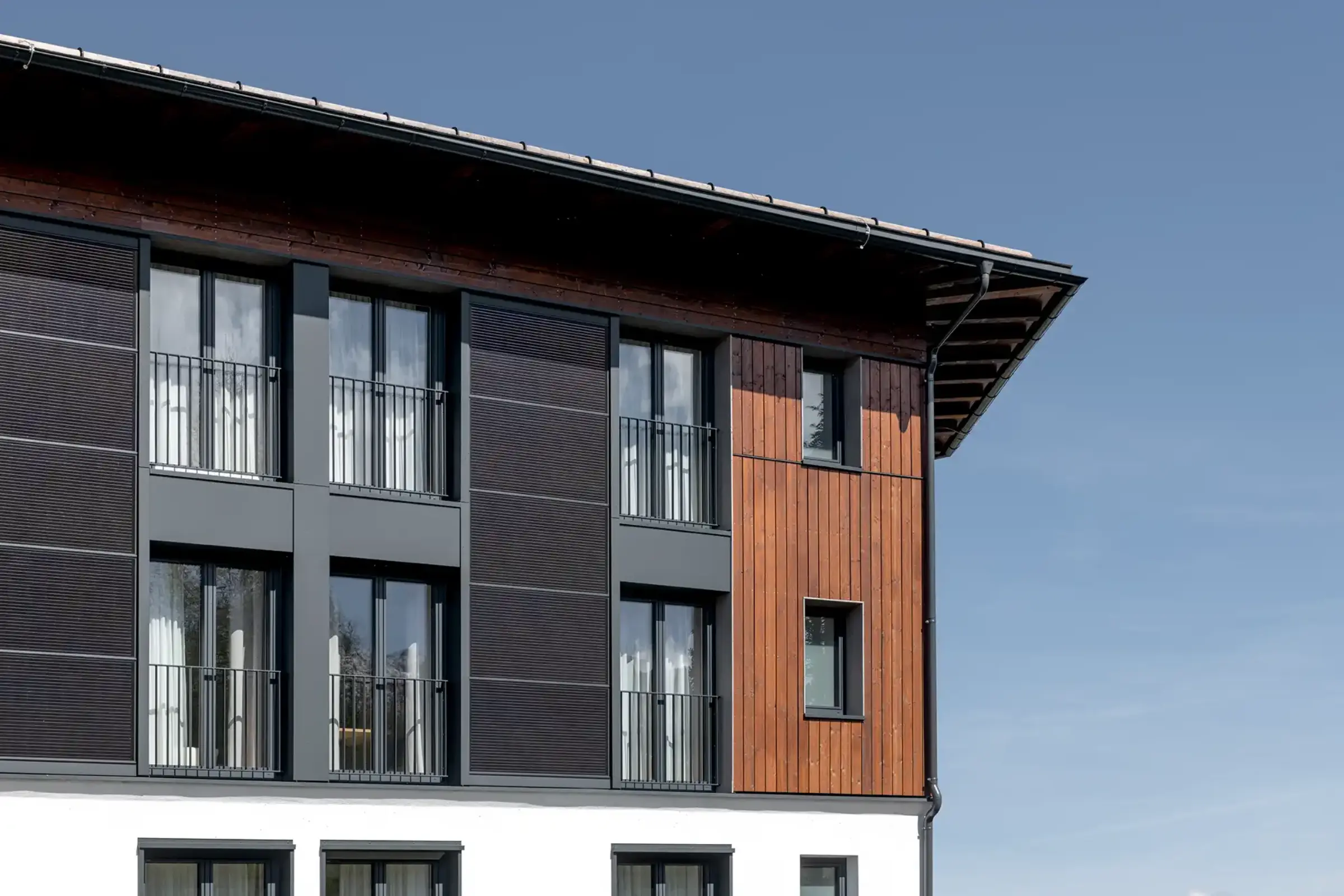 Aufnahme eines Mitarbeiterhauses des Hotels Wulfenia, Photovoltaik Module für die Fassade