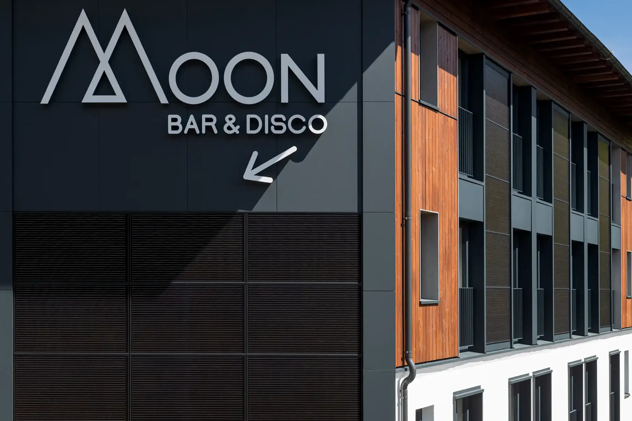 Aufnahme eines Mitarbeiterhauses des Hotels Wulfenia, Photovoltaik Module für die Fassade